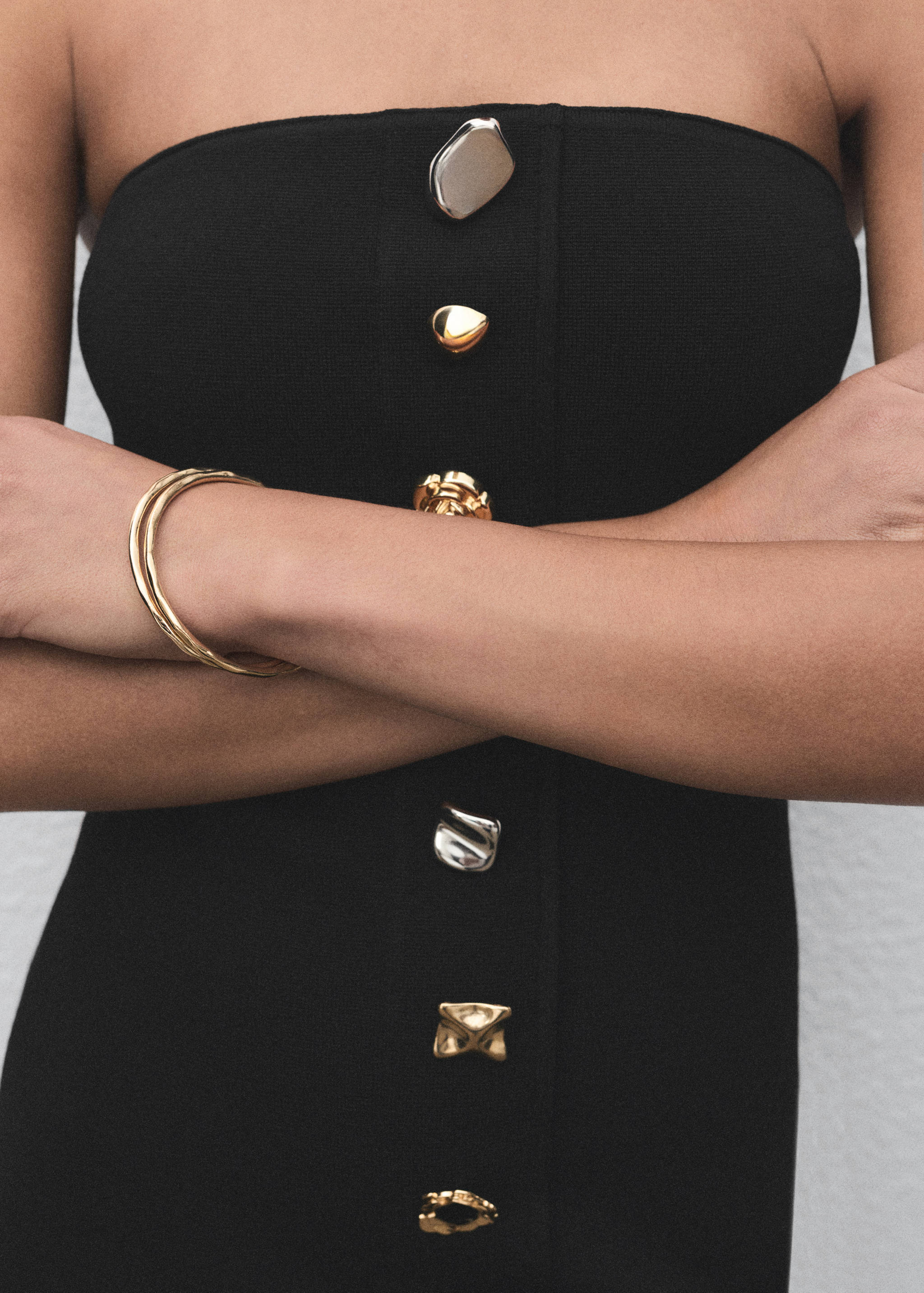 Trägerloses Kleid mit Juwelenknöpfen - Detail des Artikels 3