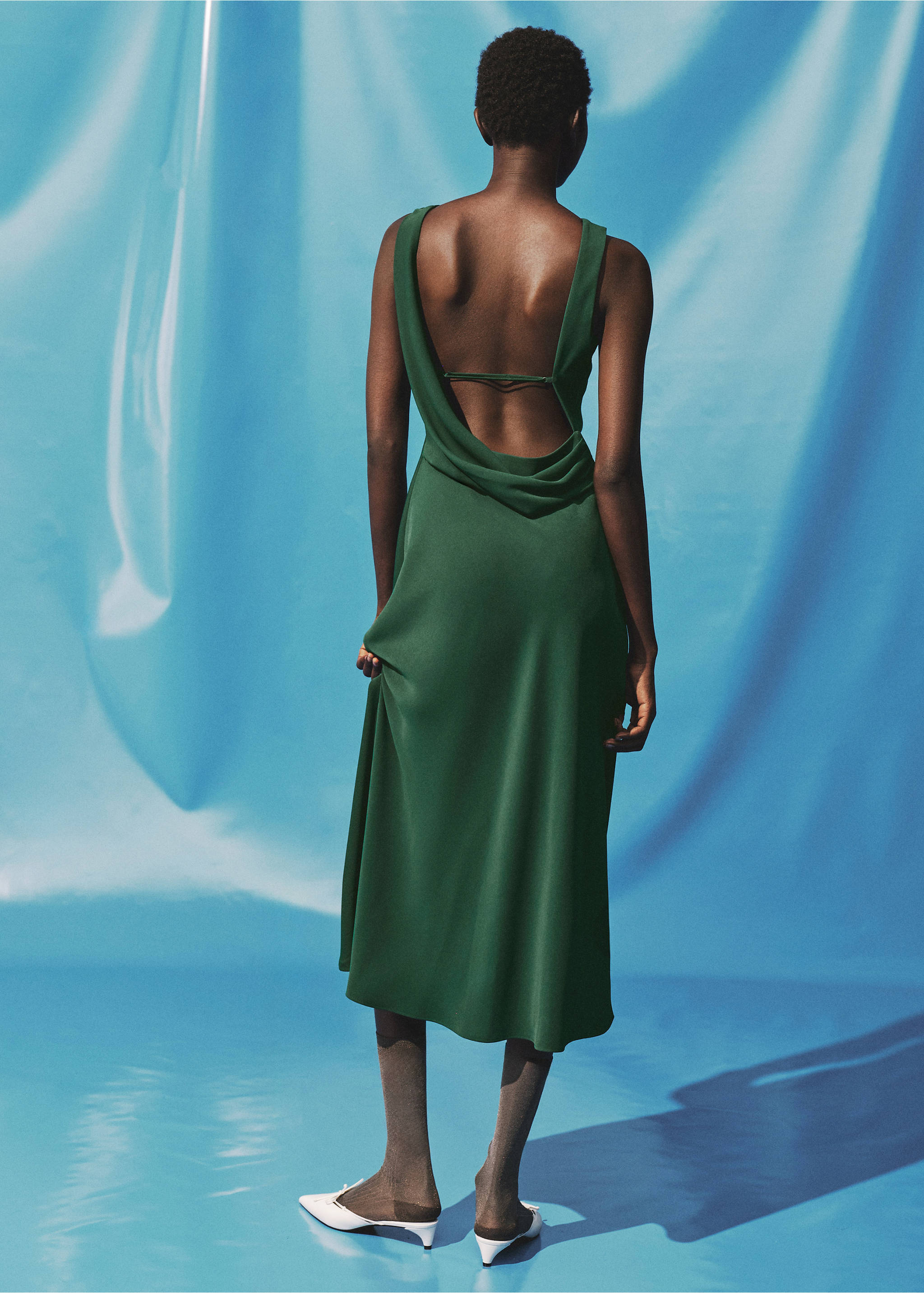 Midi-dress with open back - Details of the article 2, Green. Ref: 17054140-00.