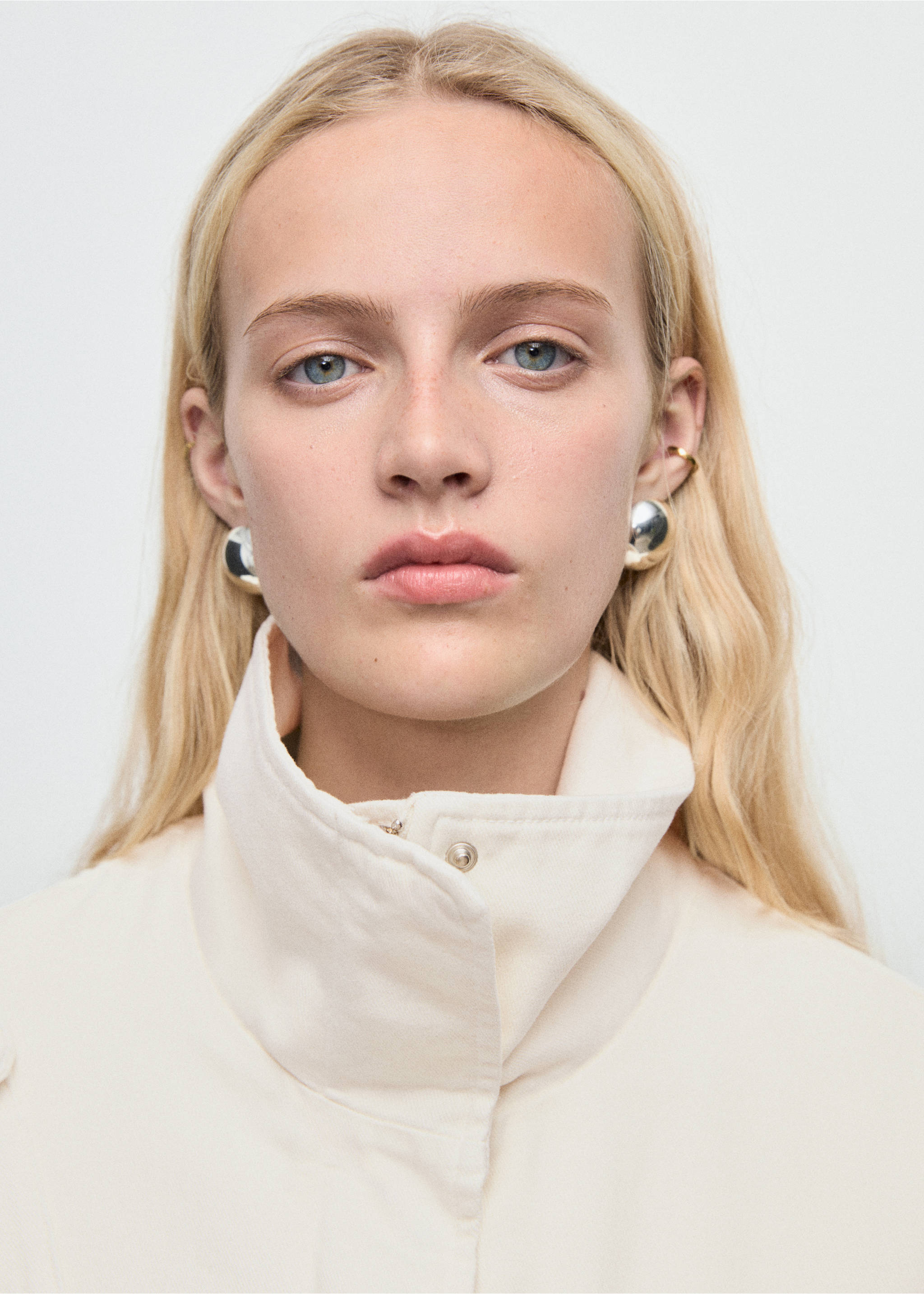 Oversized denim parka with pockets - Details of the article 1, Off White. Ref: 17054142-00.