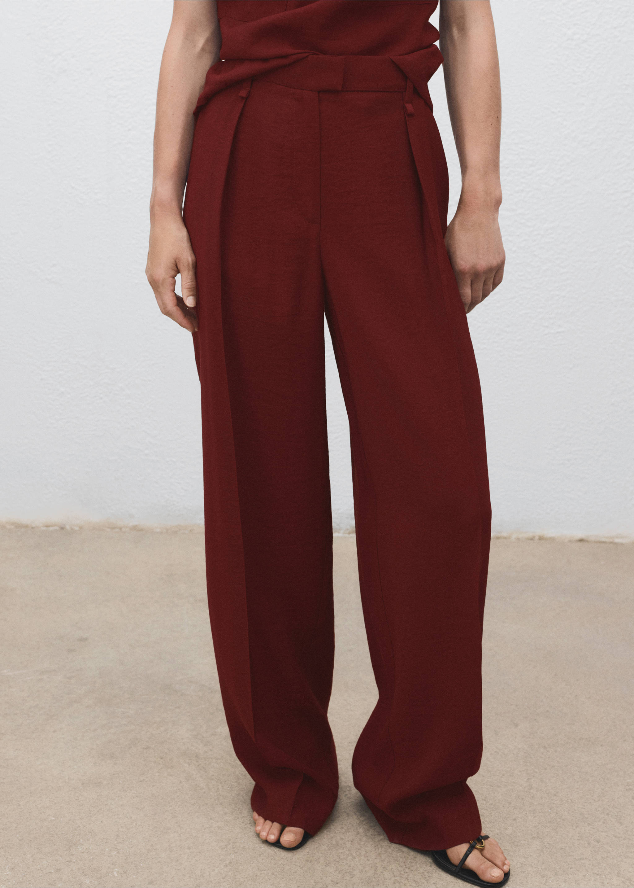 Pantalon droit pinces - Plan moyen, Rouge moyen. Ref: 17054143-00.