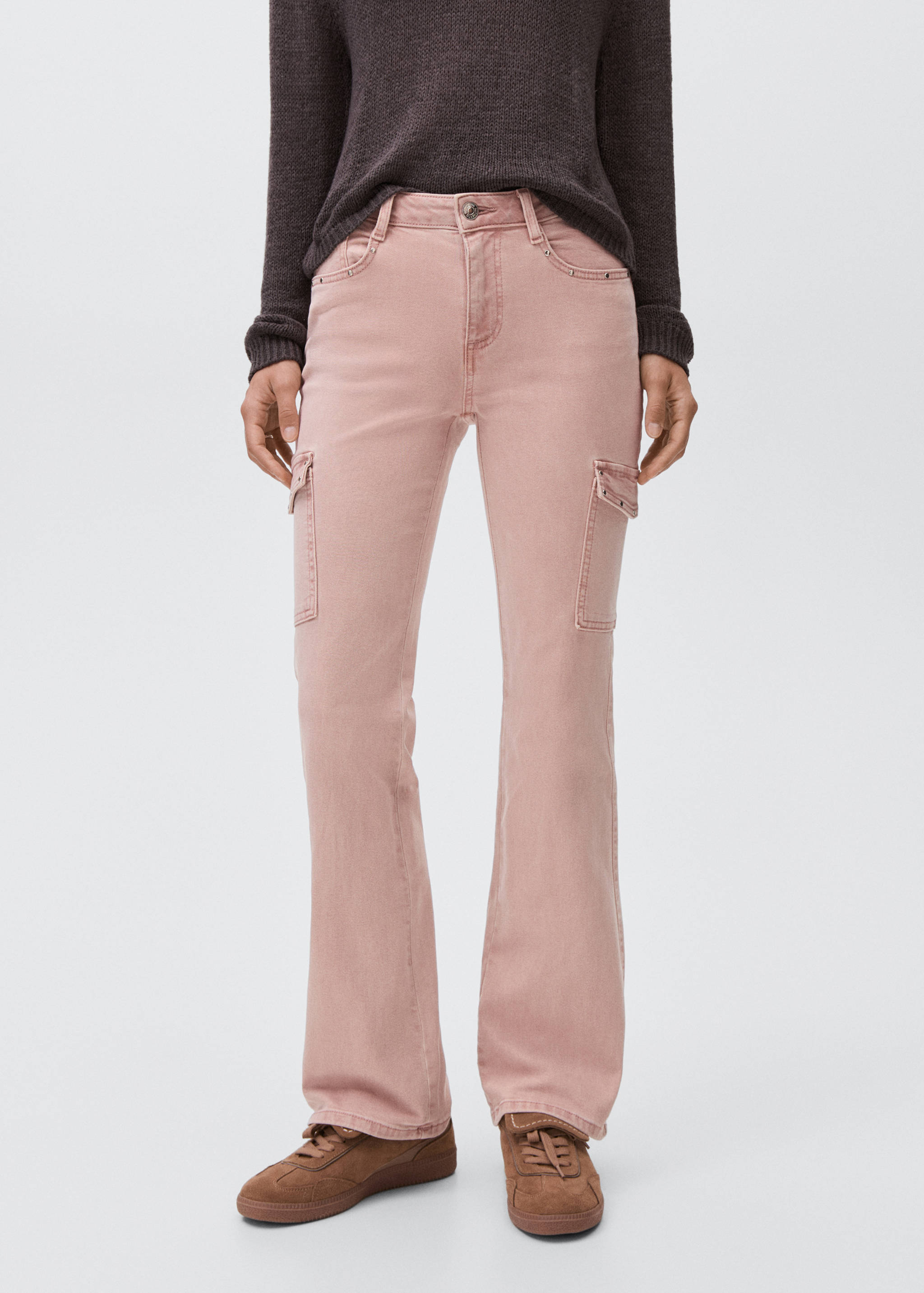 Jean flare cargo clouté - Plan moyen