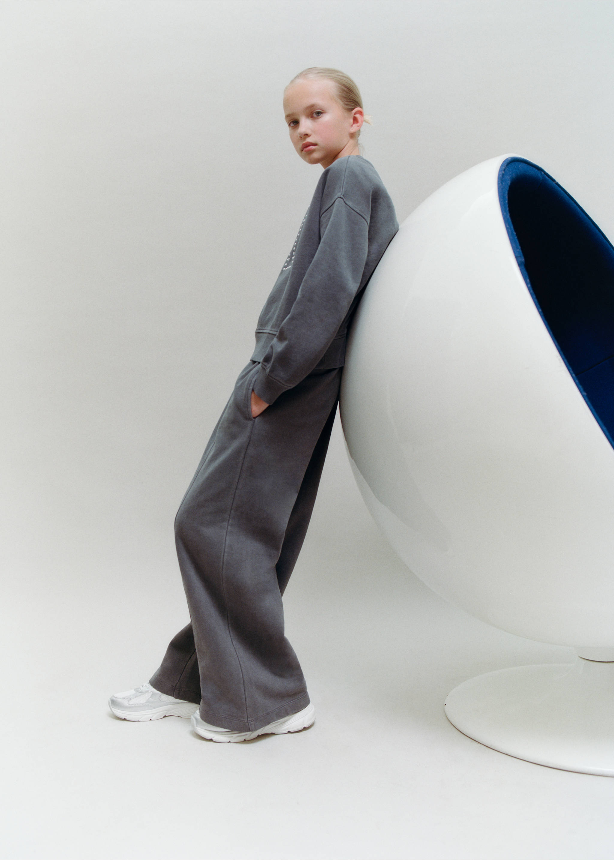 Studded sweatshirt - Details of the article 6, Charcoal. Ref: 17054421-00.