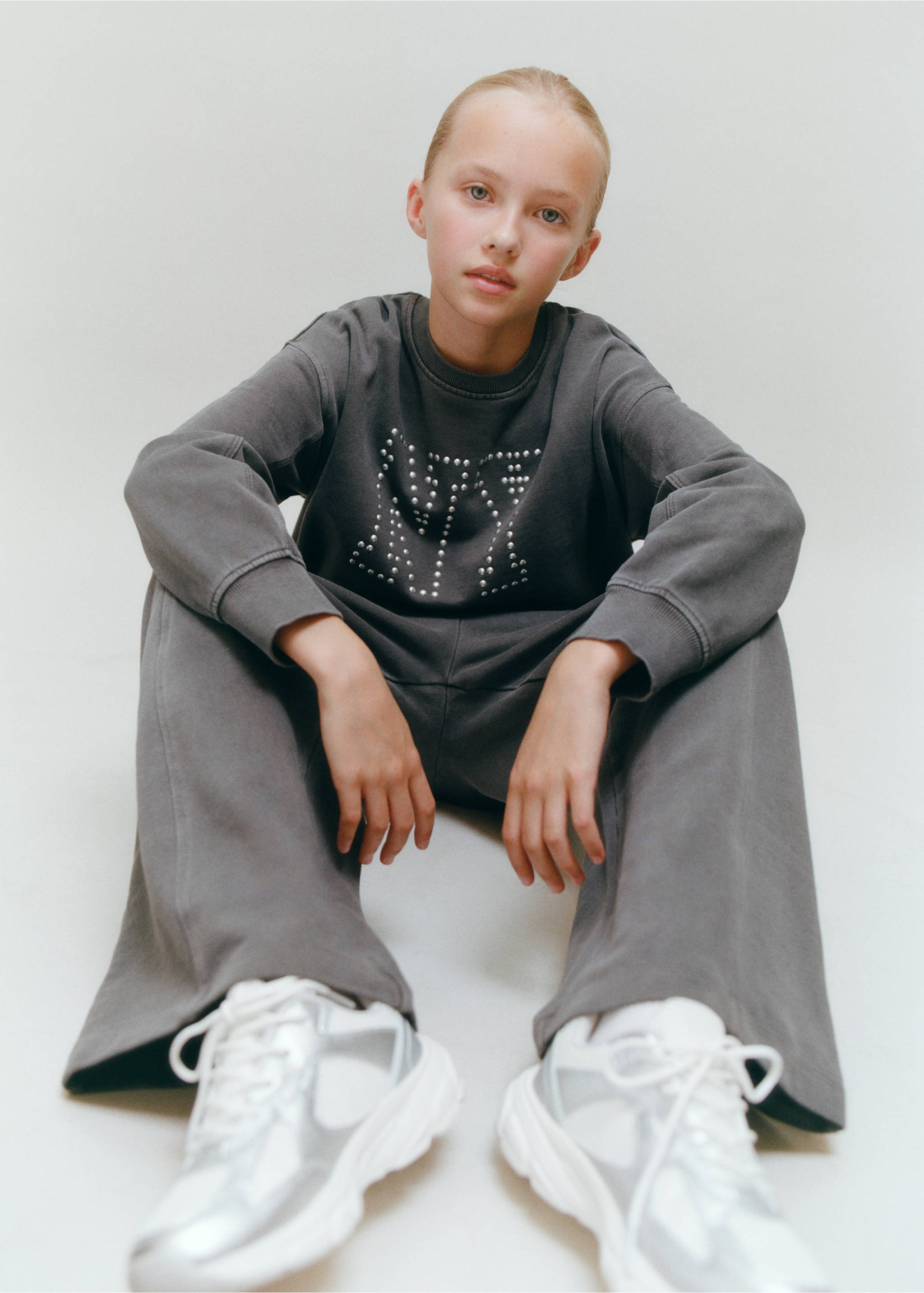 Studded sweatshirt - Details of the article 7, Charcoal. Ref: 17054421-00.