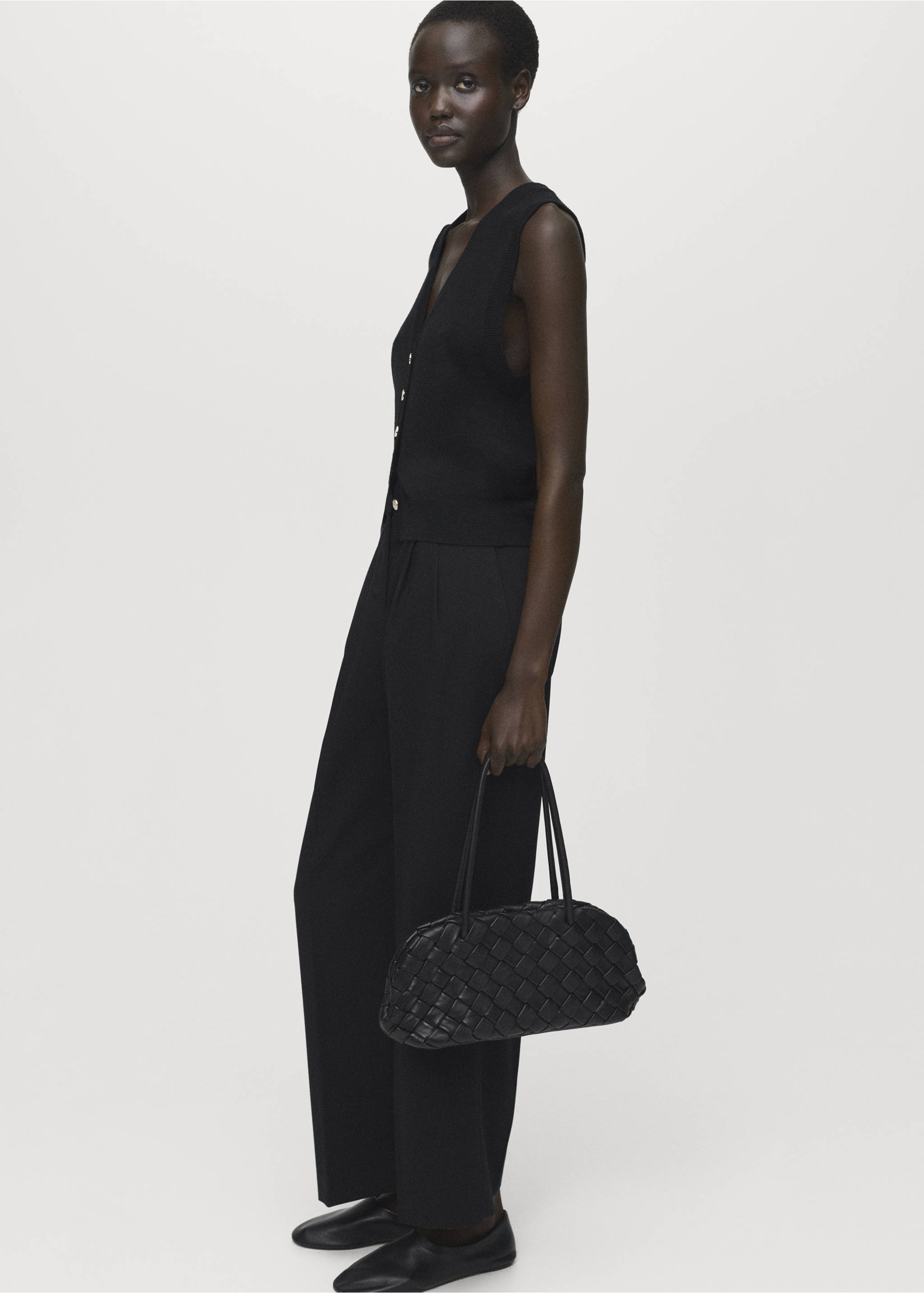 Straight-fit pleated trousers - Details of the article 2, Black. Ref: 17054422-00.