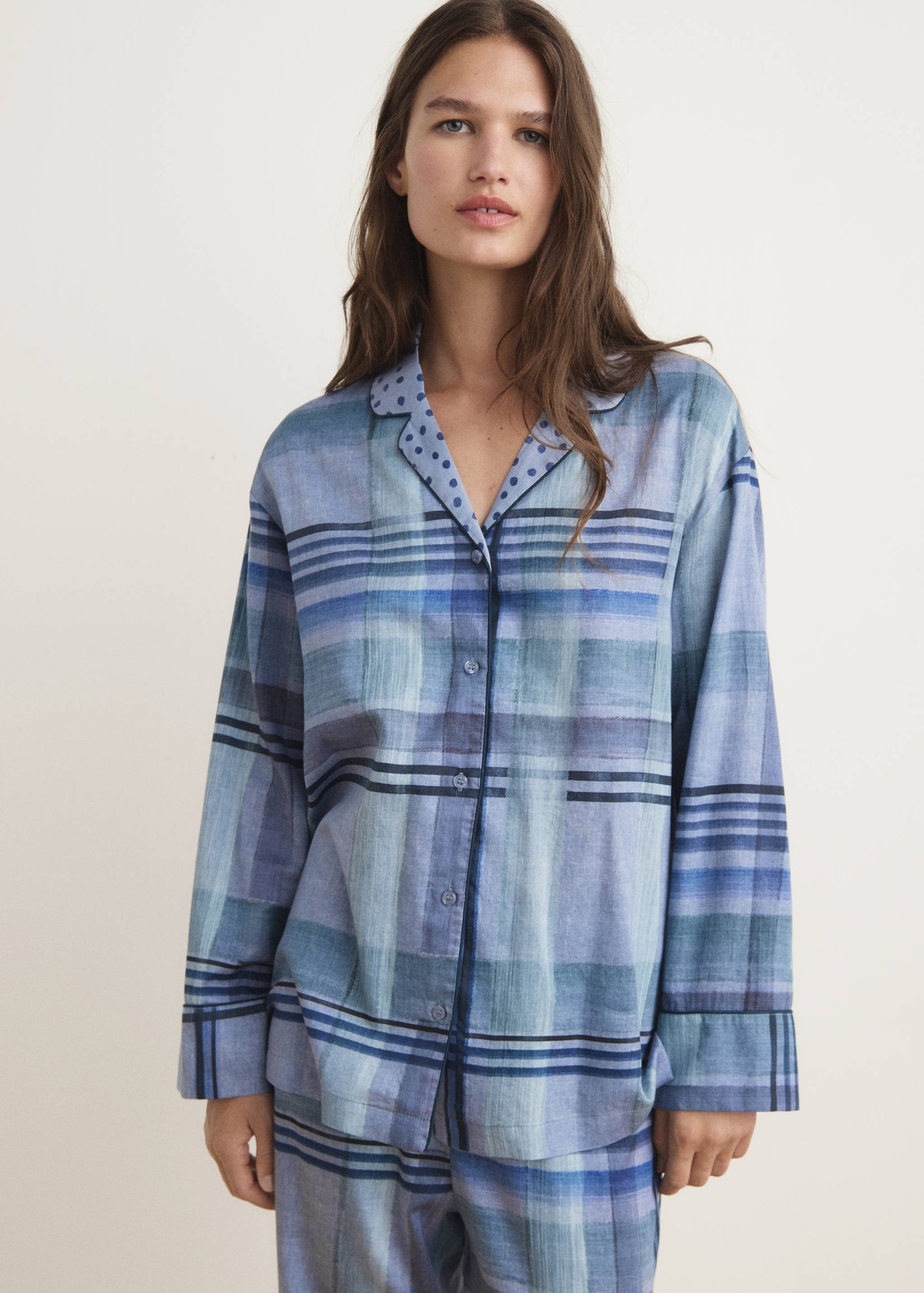 Chemise pyjama imprimée passepoil - Plan moyen
