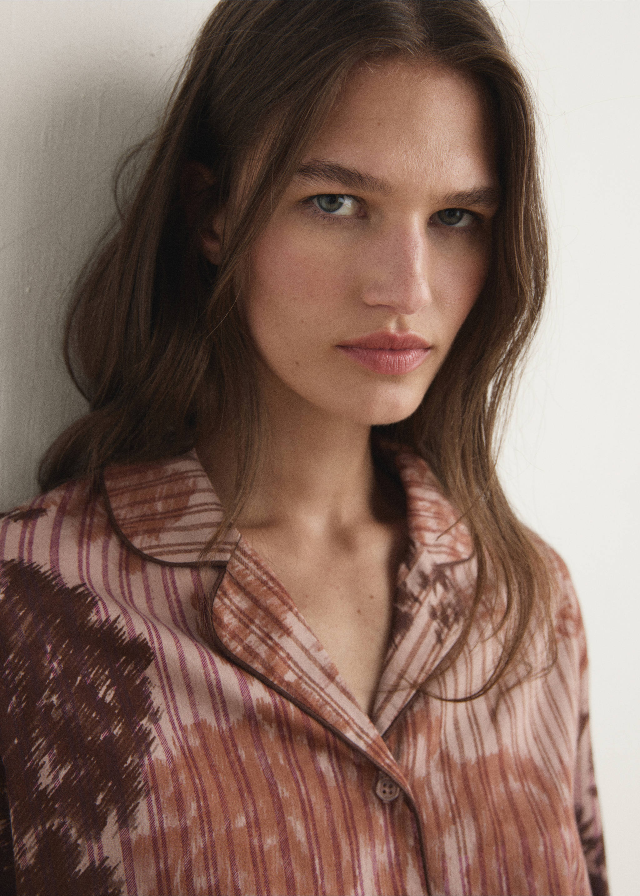 Pyjama shirt with blurred print - Details of the article 1, Brown. Ref: 17054438-00.