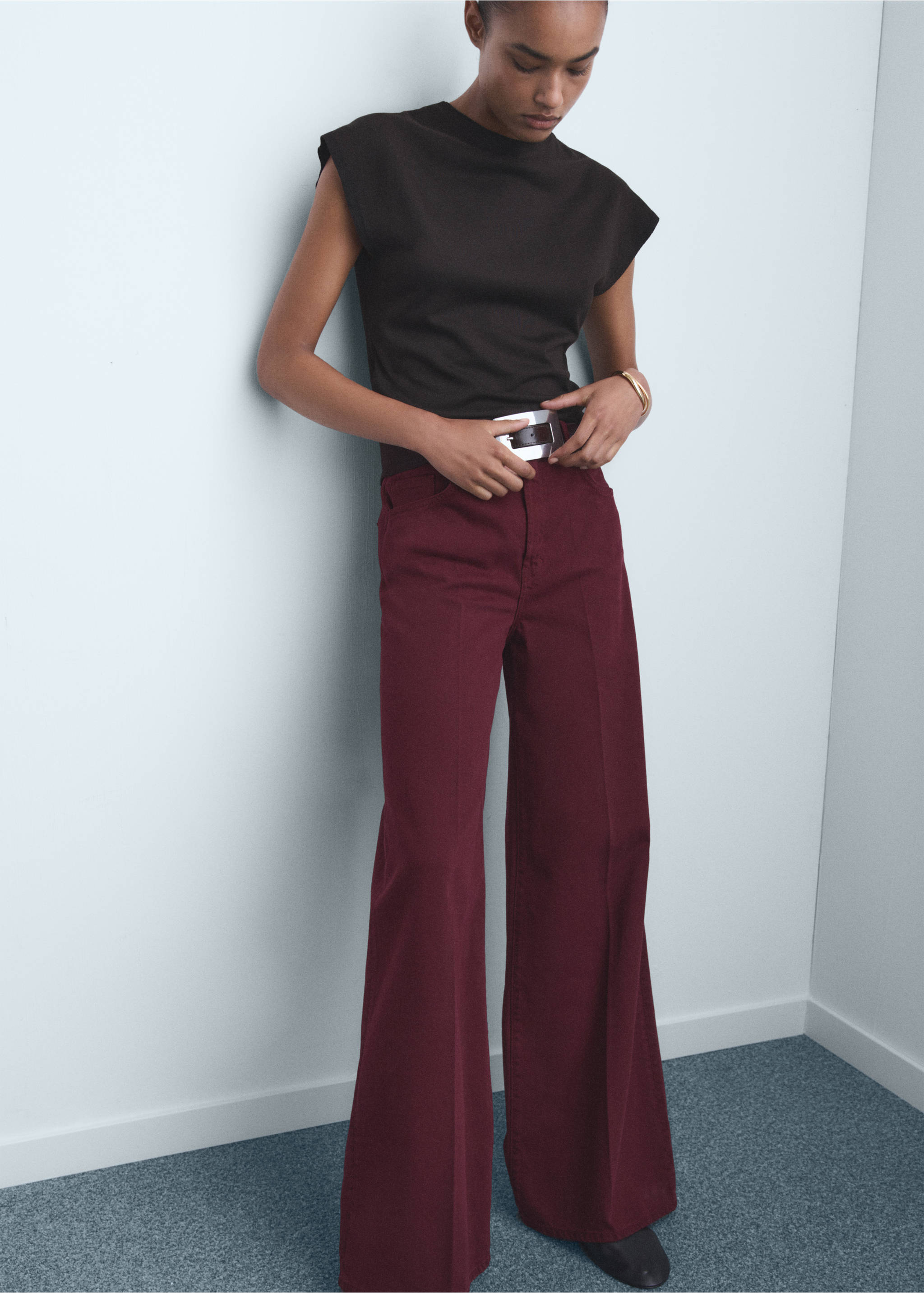 High-waisted wideleg jeans - Details of the article 1, Wine. Ref: 17054786-00.
