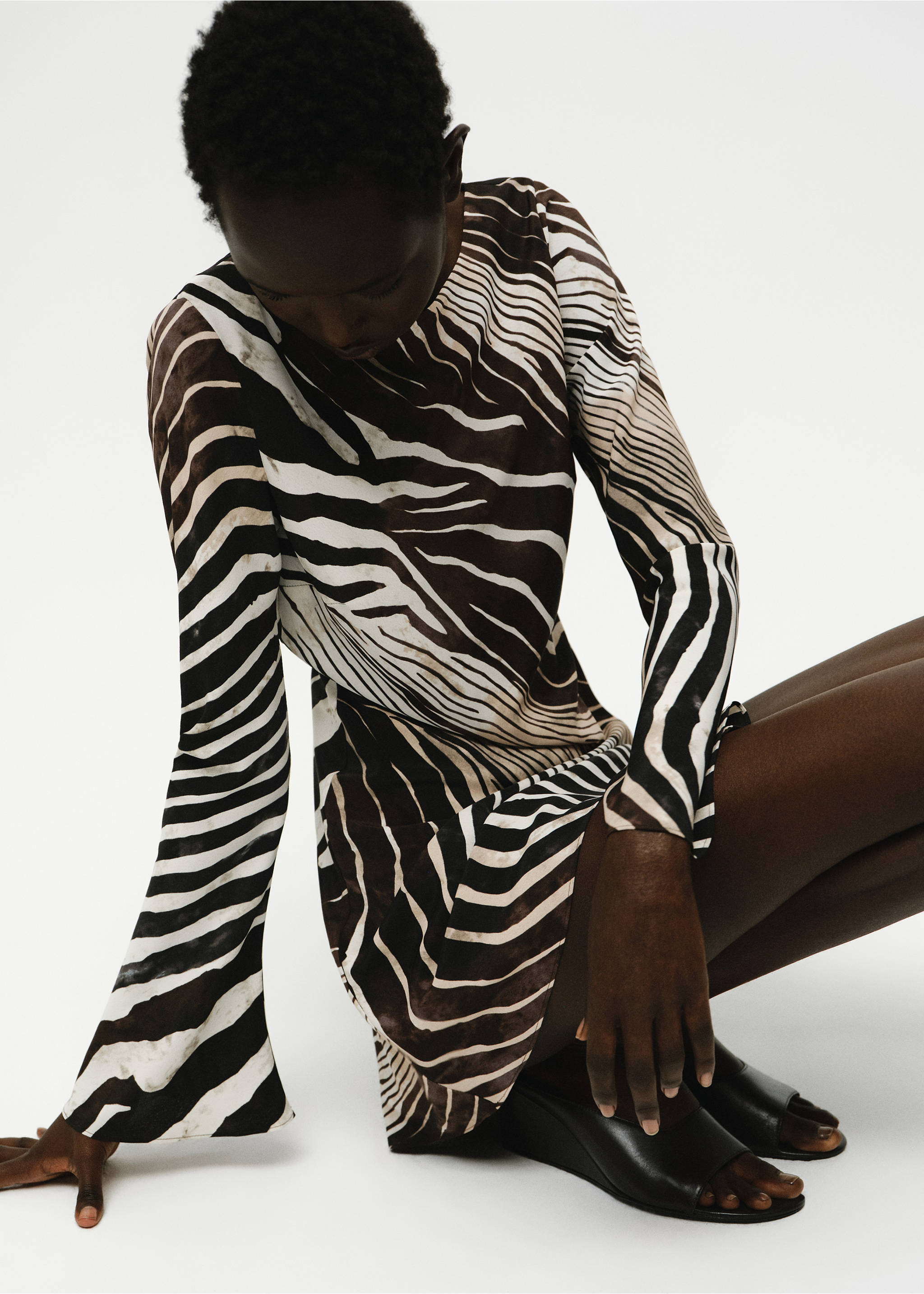 Zebra-print dress with flared sleeves - Details of the article 2, Black. Ref: 17054787-00.