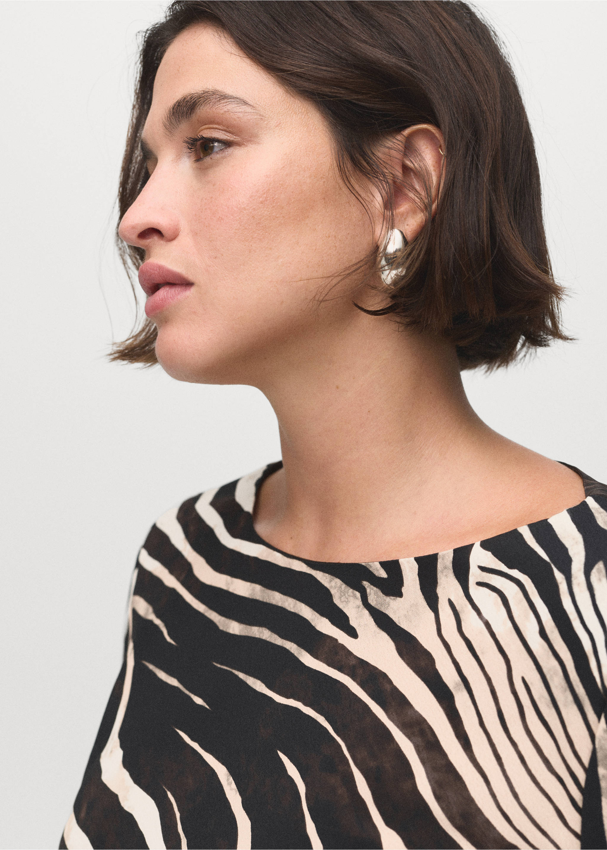 Zebra-print dress with flared sleeves - Details of the article 4, Black. Ref: 17054787-00.