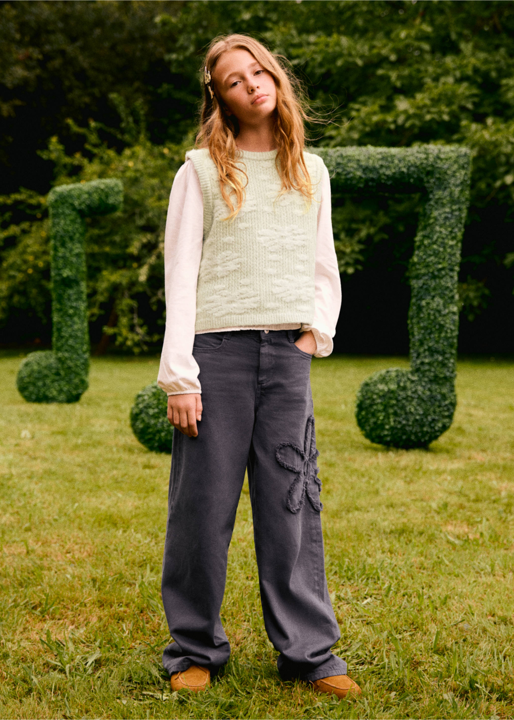 Floral-embroidered waistcoat - Details of the article 6, Pastel Green. Ref: 17055155-00.