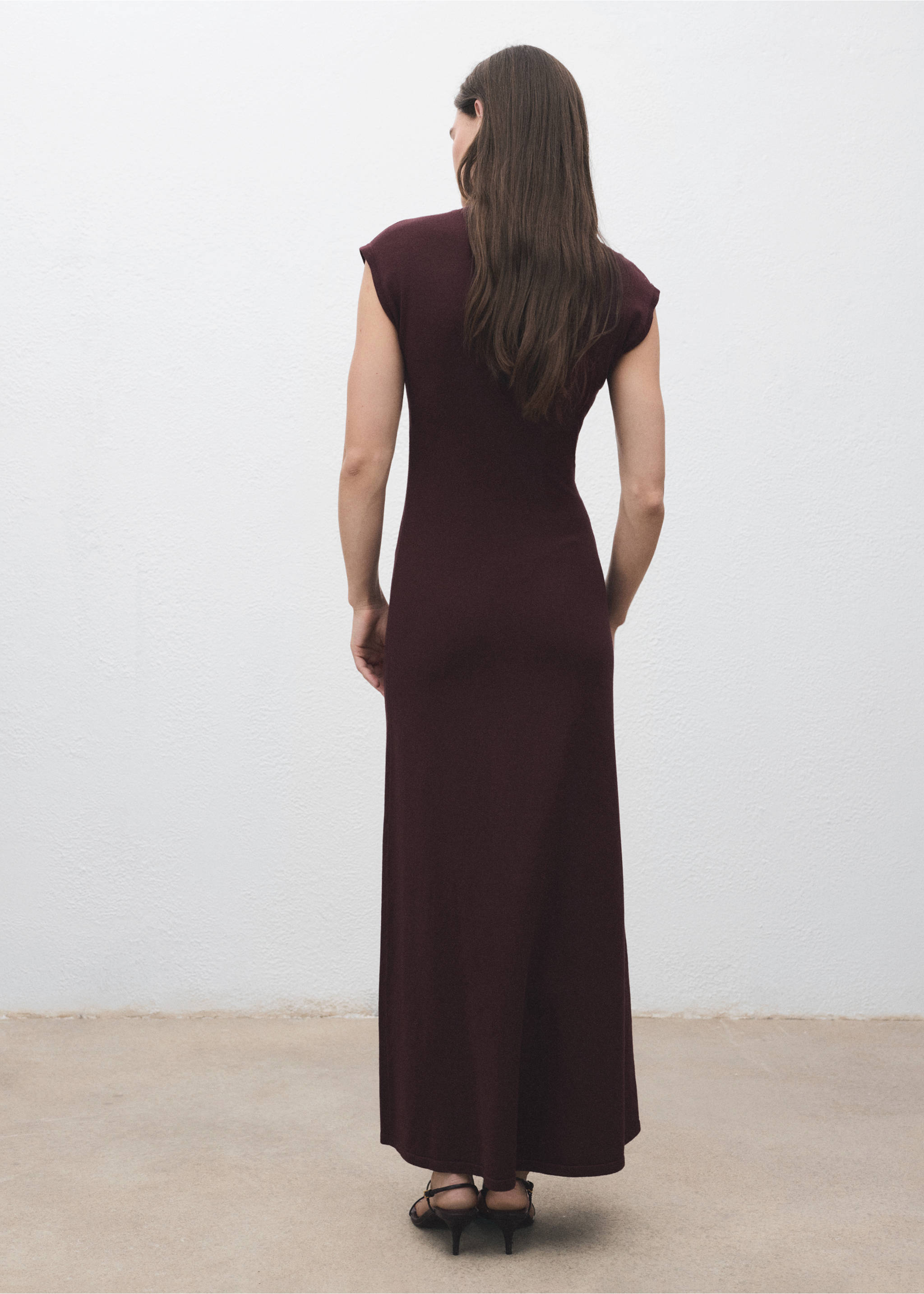 Perkins-neck knitted dress - Reverse of the article, Maroon. Ref: 17055799-00.