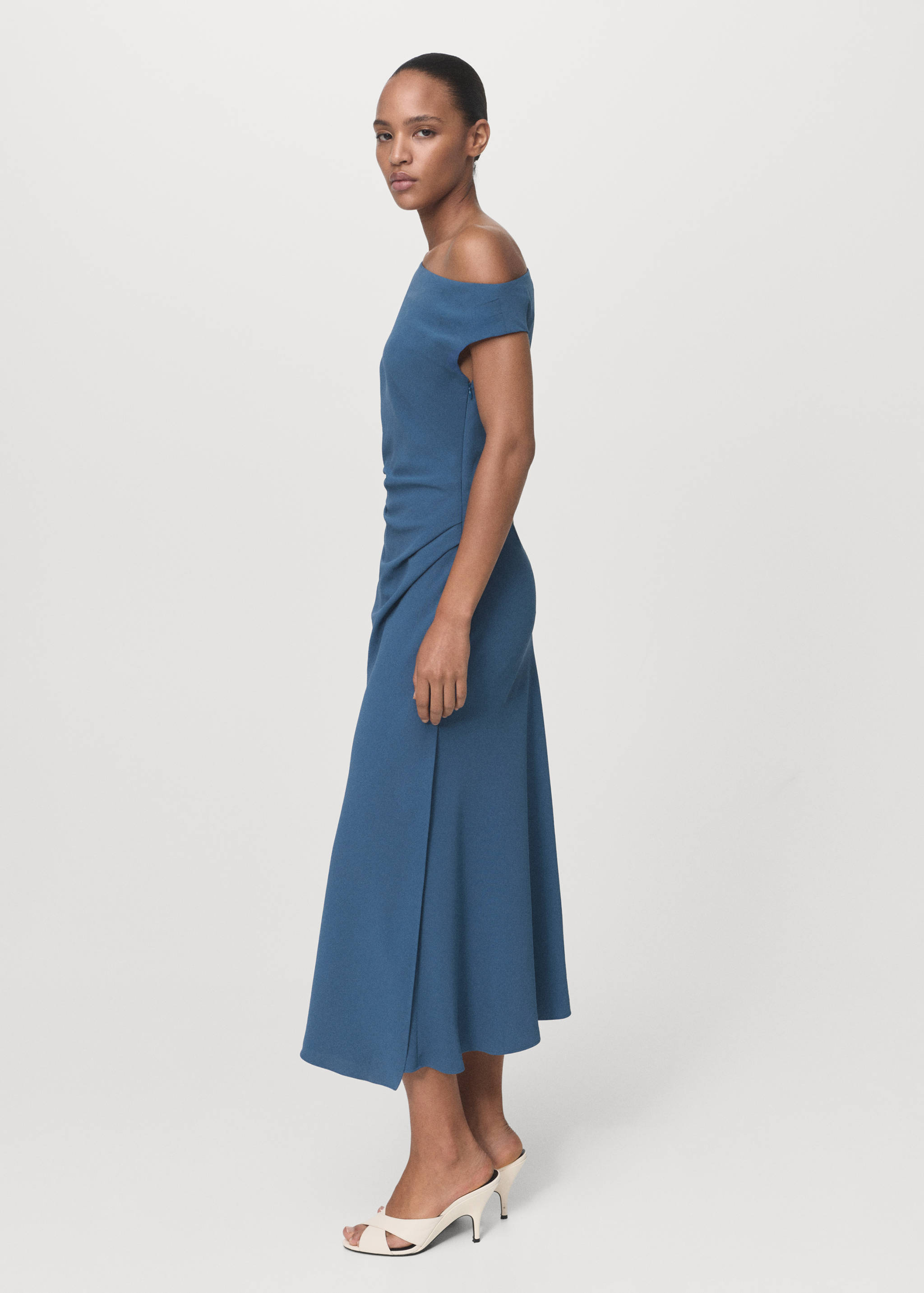 Vestit midi asimètric - Pla general