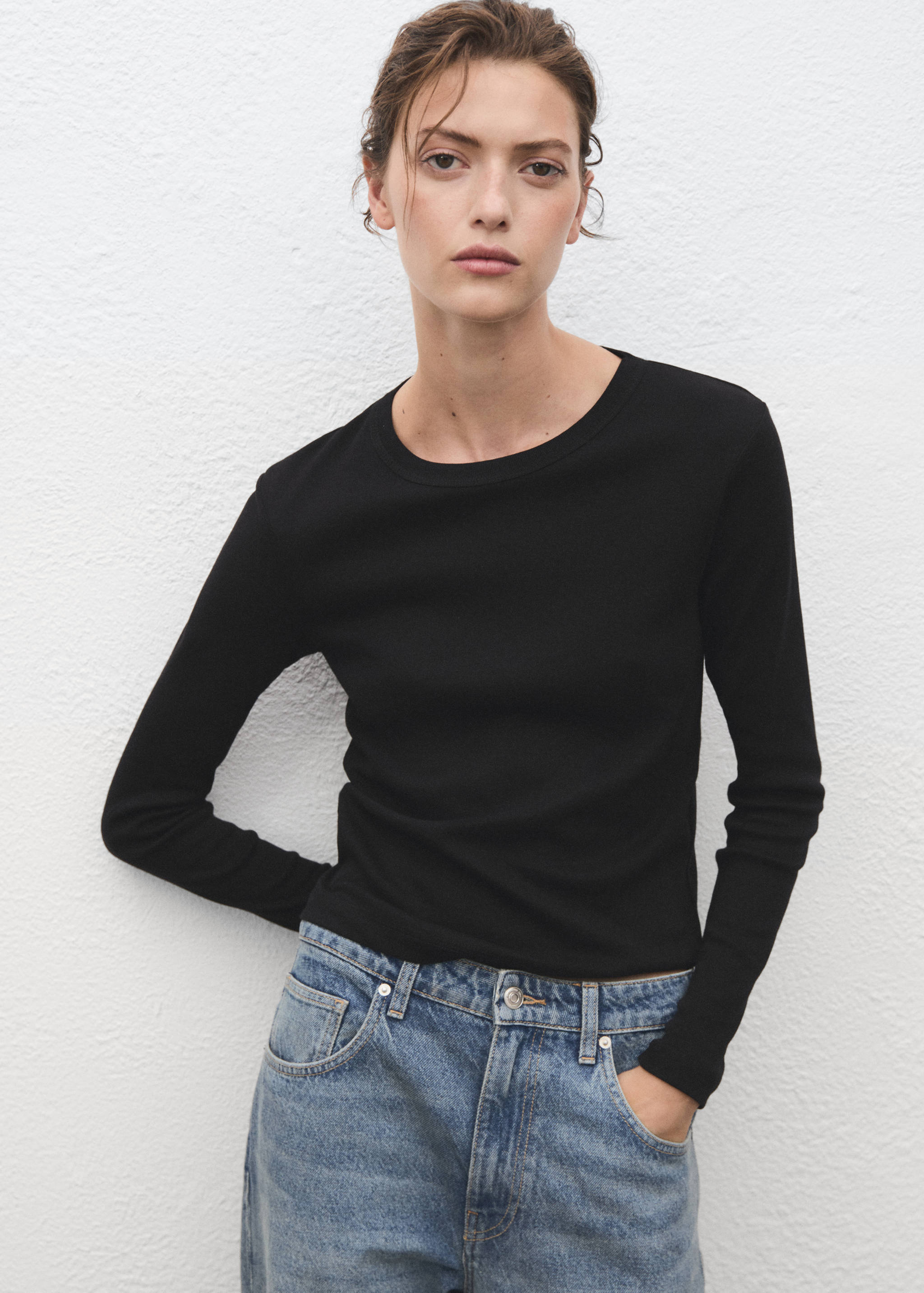 Black long-sleeved ribbed t-shirt with a round neck.