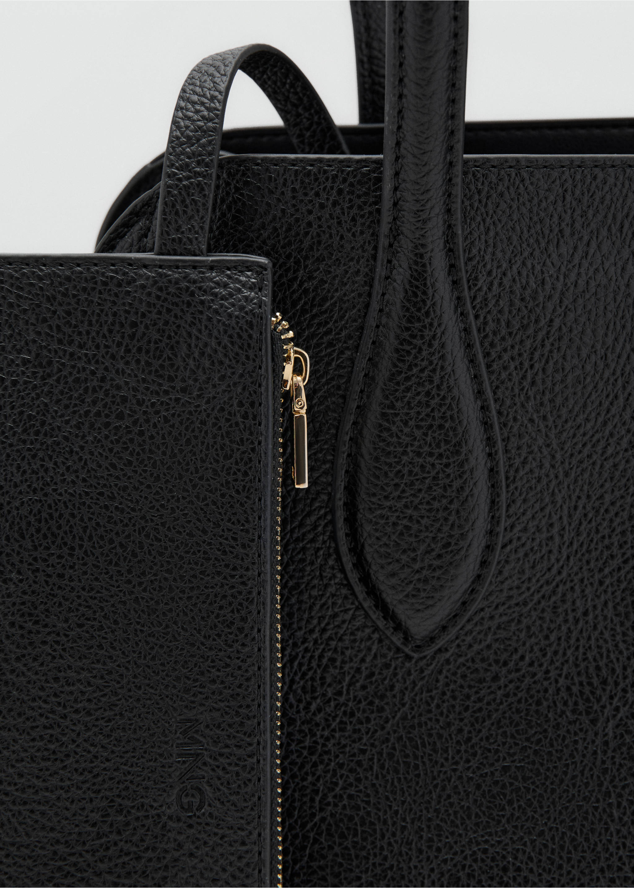 Small bag with pebbled effect - Details of the article 2, Black. Ref: 17055816-00.