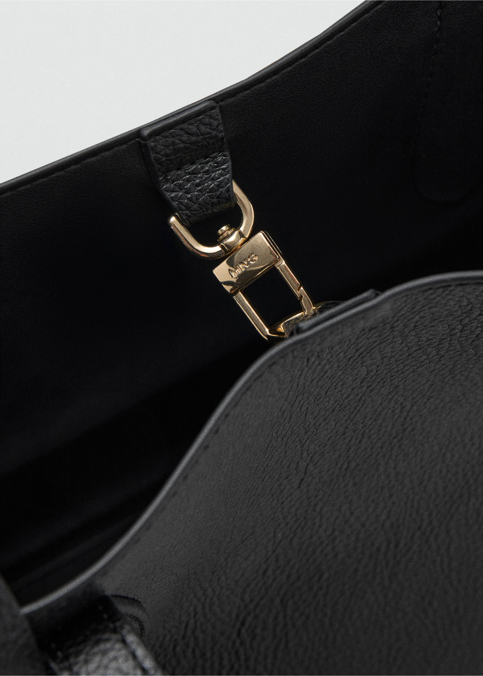 Small bag with pebbled effect - Details of the article 3, Black. Ref: 17055816-00.