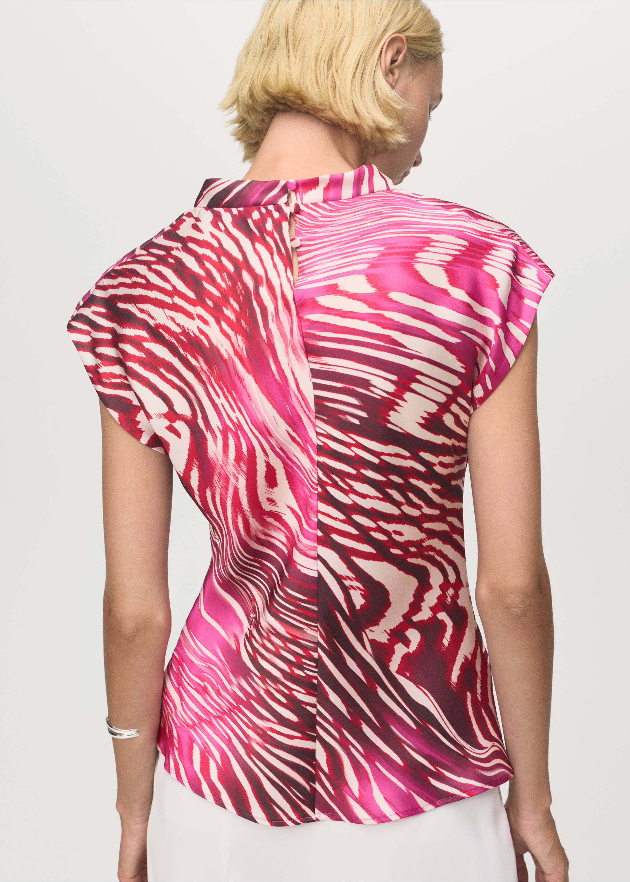 Satinierte Bluse mit drapiertem Kragen - Rückseite des Artikels, Fuchsia. Ref: 17056000-00.