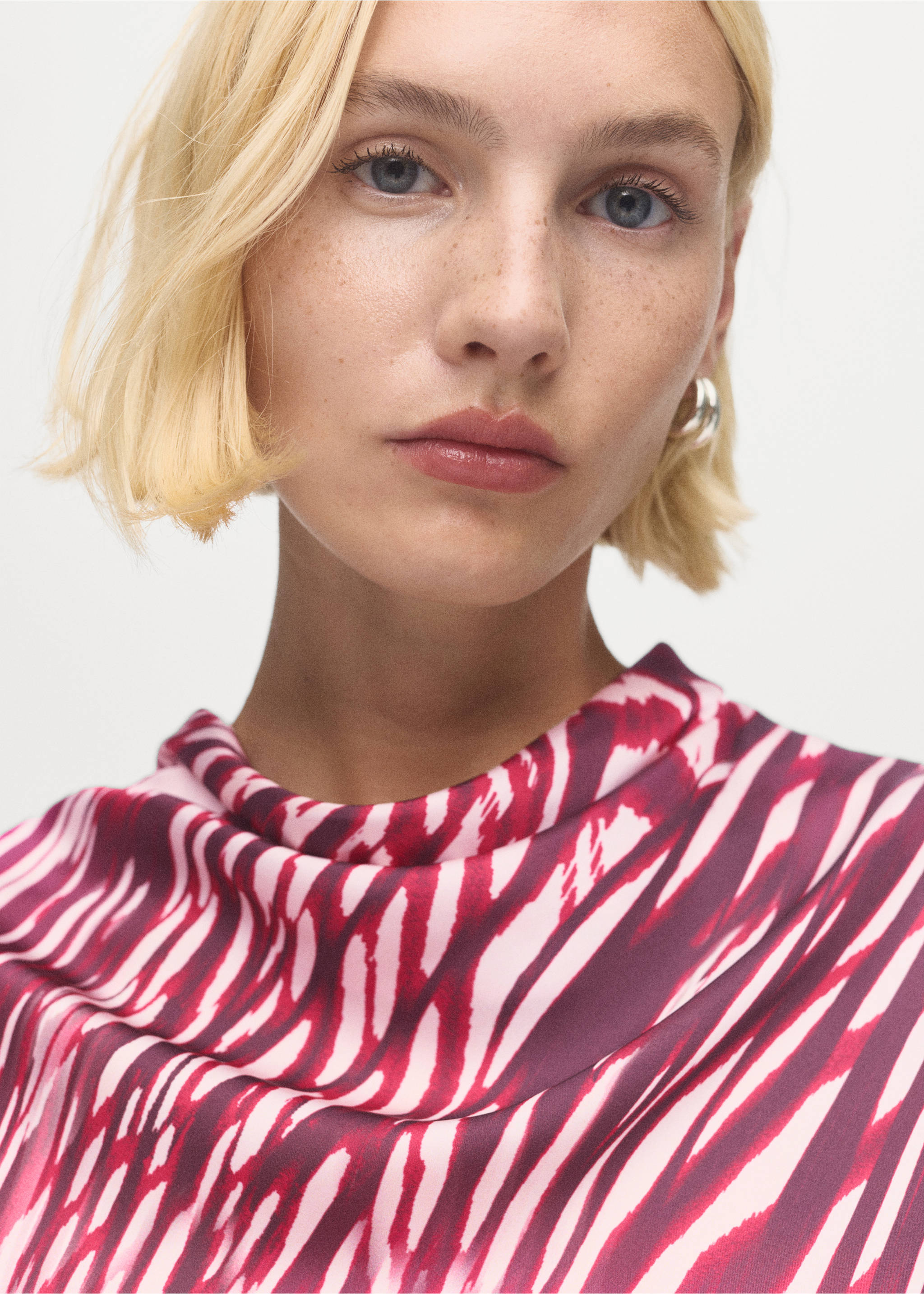 Satinierte Bluse mit drapiertem Kragen - Detail des Artikels 1, Fuchsia. Ref: 17056000-00.