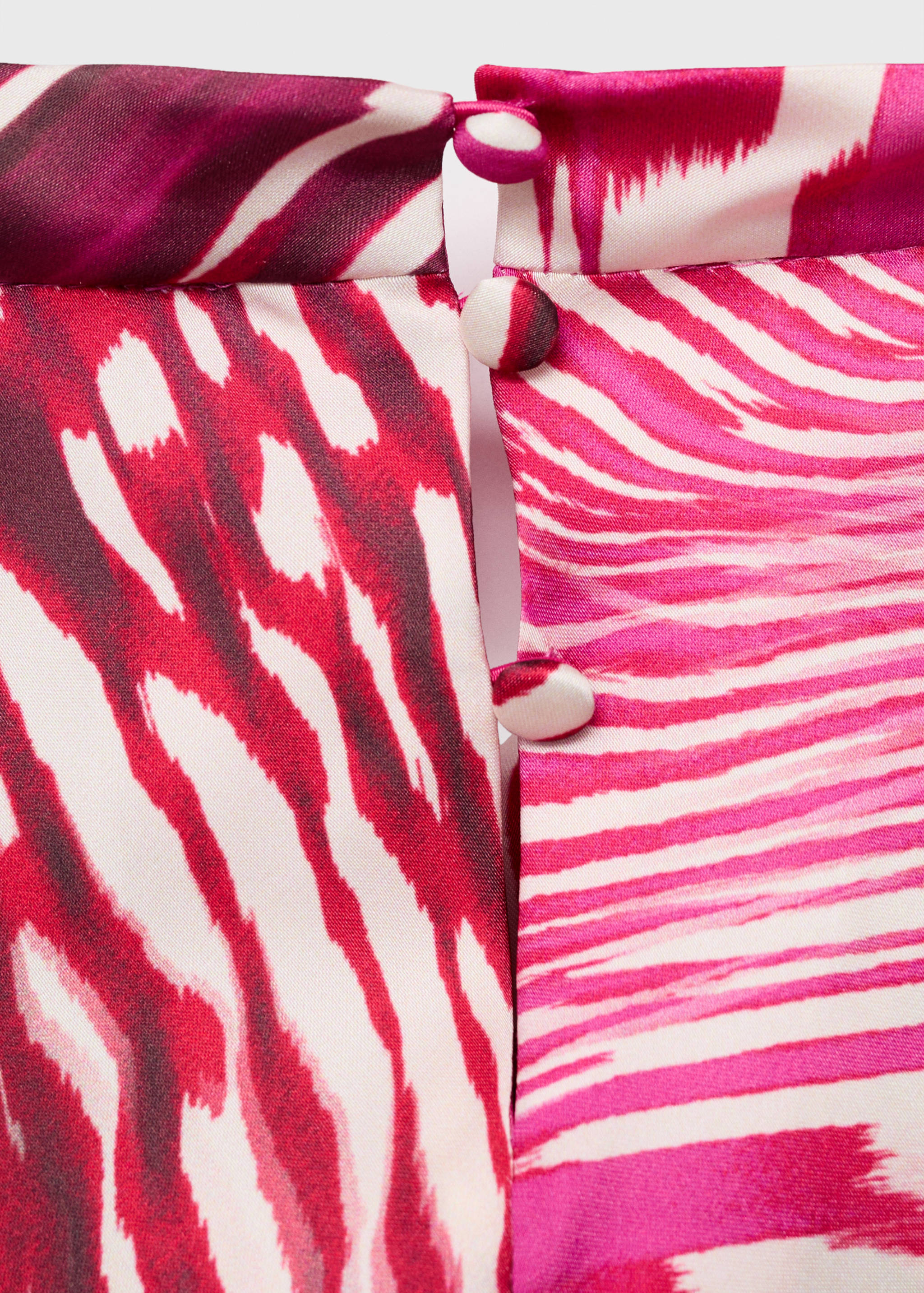 Satinierte Bluse mit drapiertem Kragen - Detail des Artikels 8