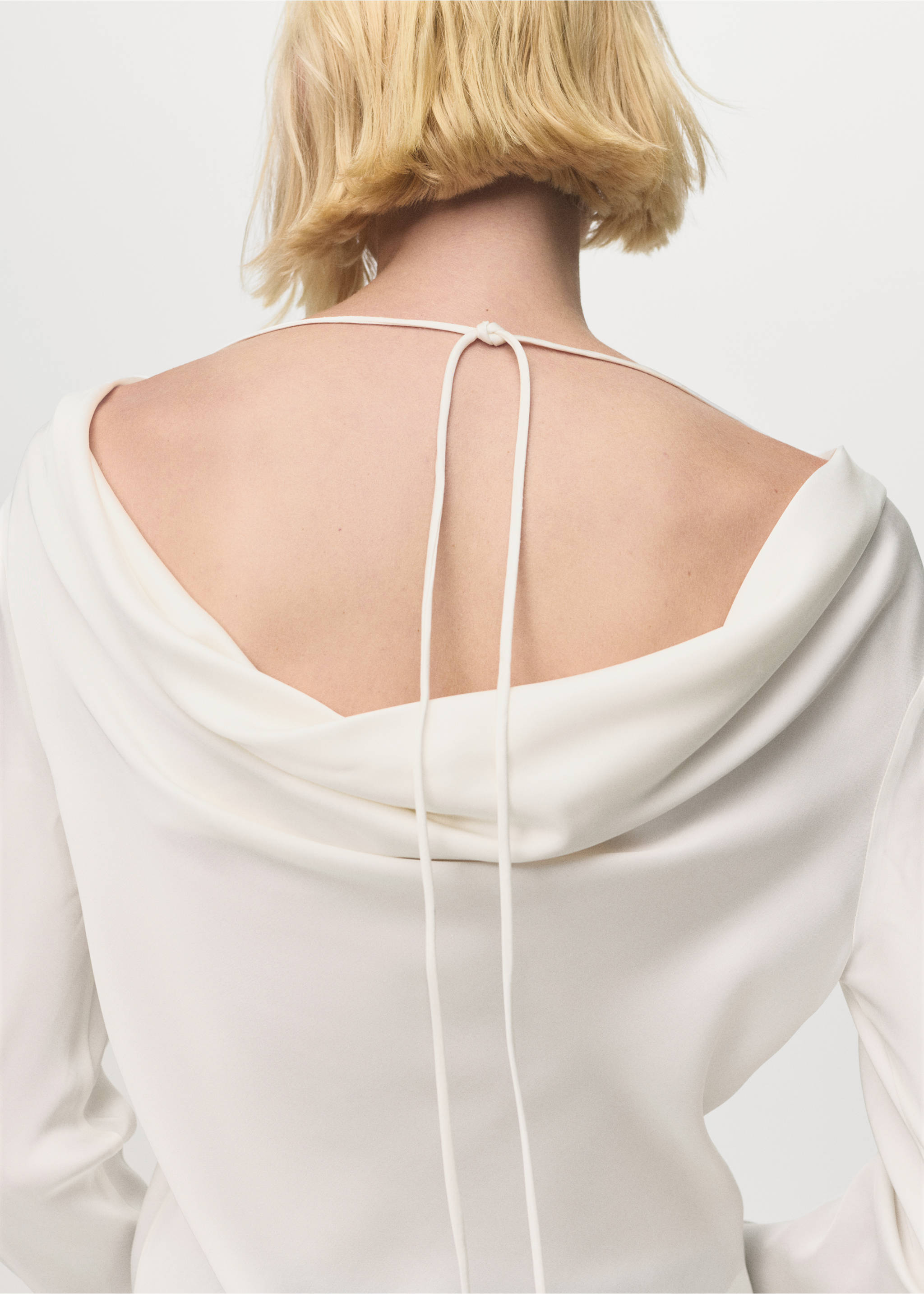 Satin blouse with bow on the back - Details of the article 3, Ecru. Ref: 17056001-00.