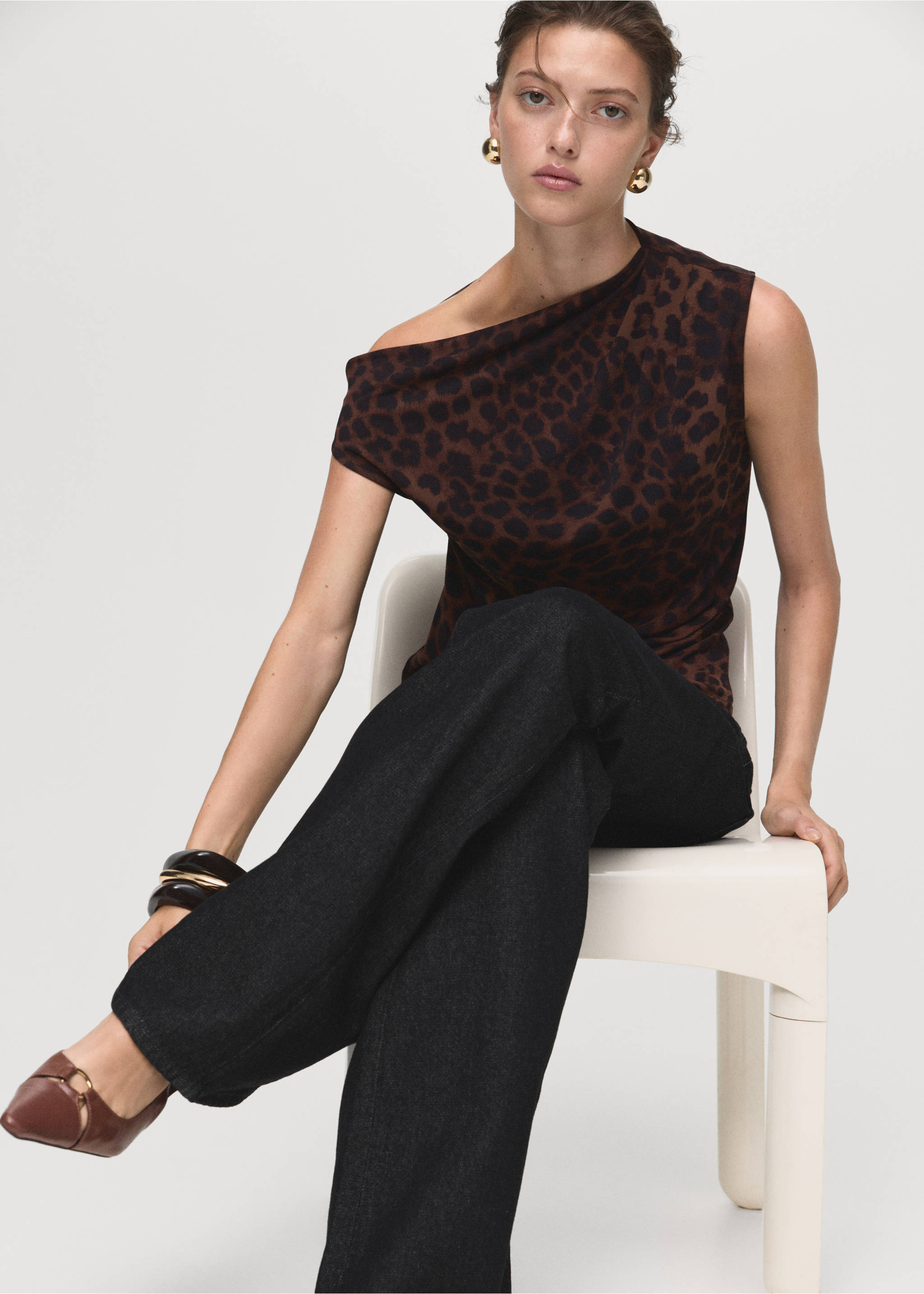 Leopard-print top with asymmetrical collar - Details of the article 2, Brown. Ref: 17056003-00.