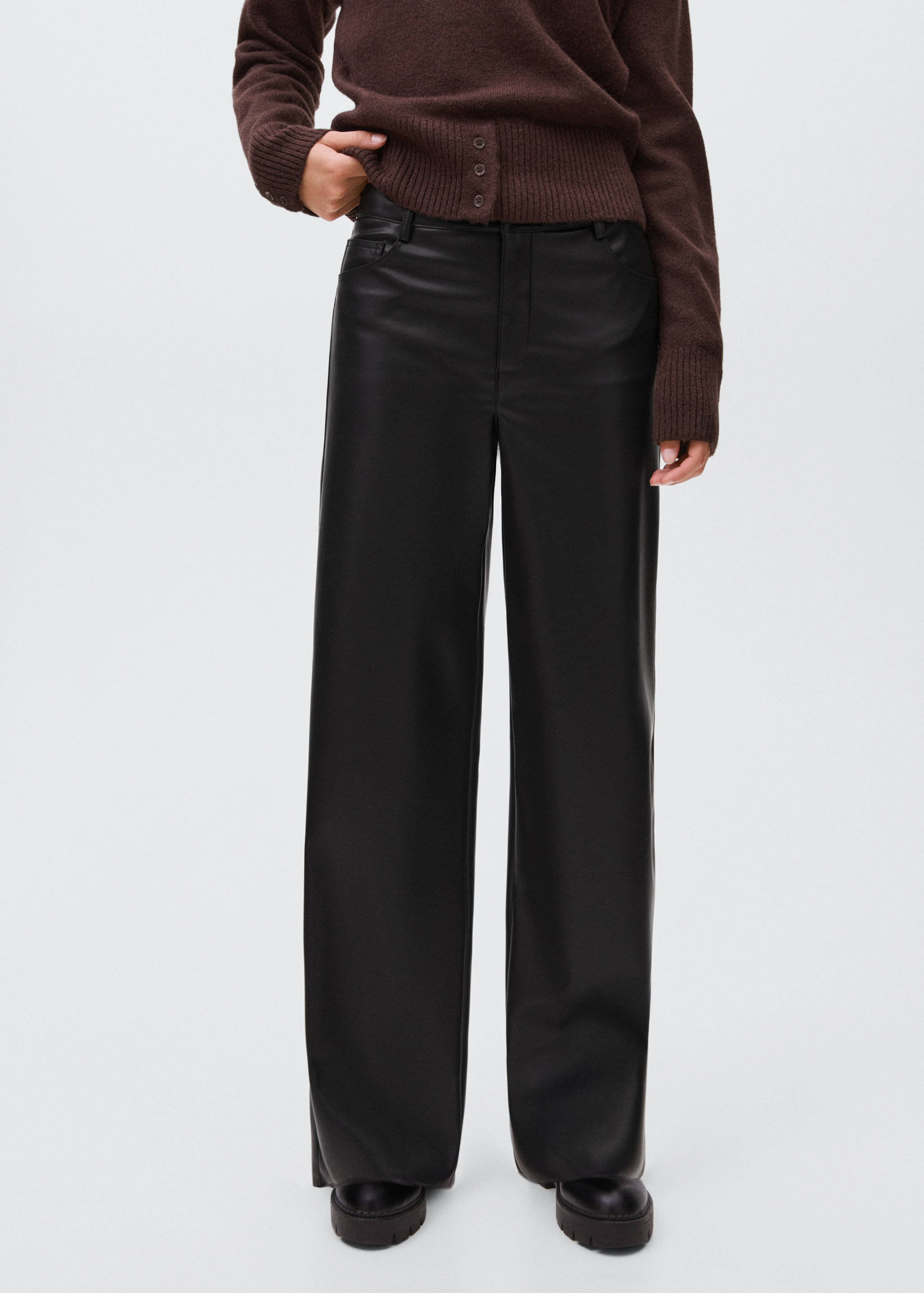 Pantalones polipiel rectos - Plano medio