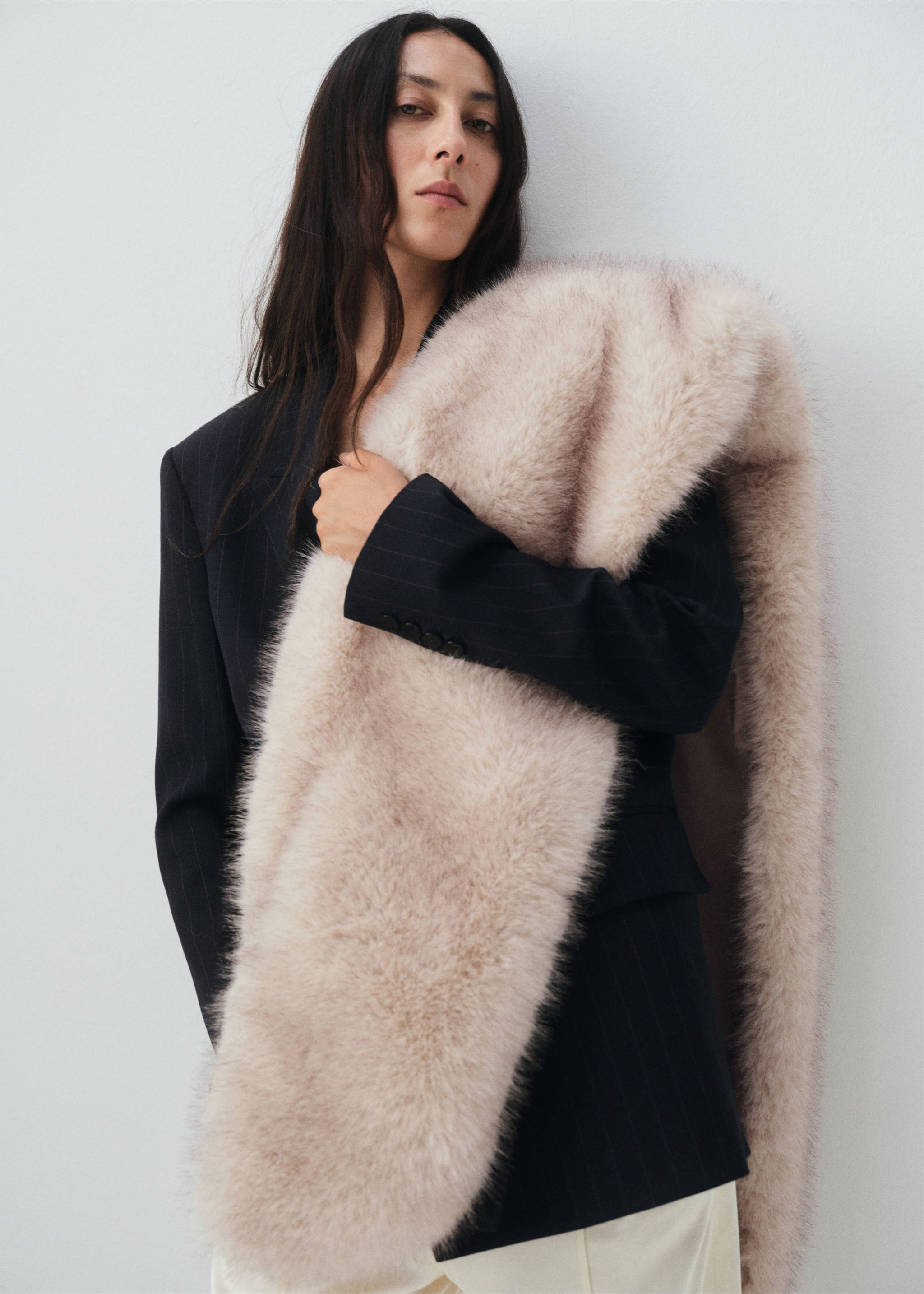 Faux-fur scarf - Details of the article 9, Beige. Ref: 17056354-00.
