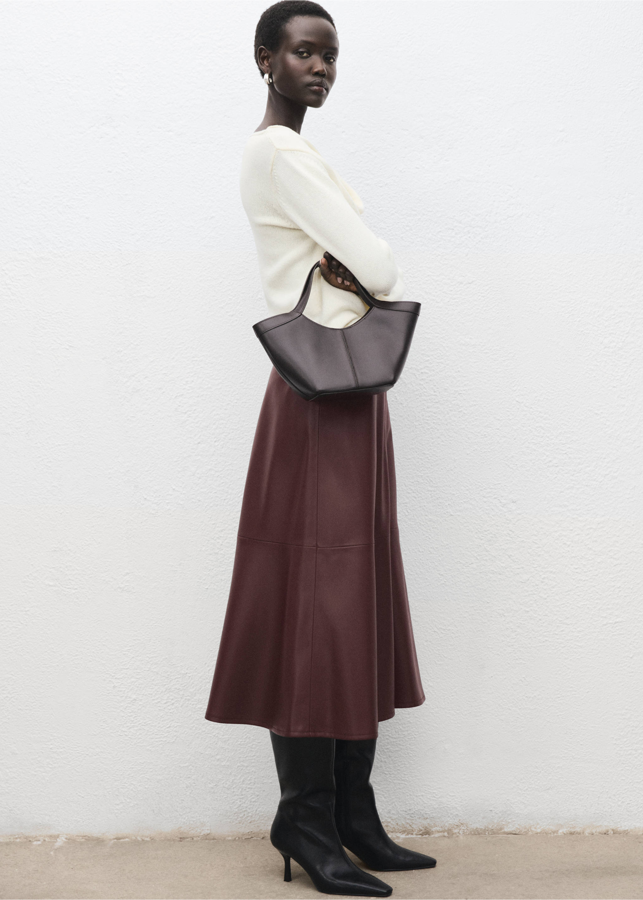Faux-leather midi-skirt - Details of the article 2, Maroon. Ref: 17056723-00.