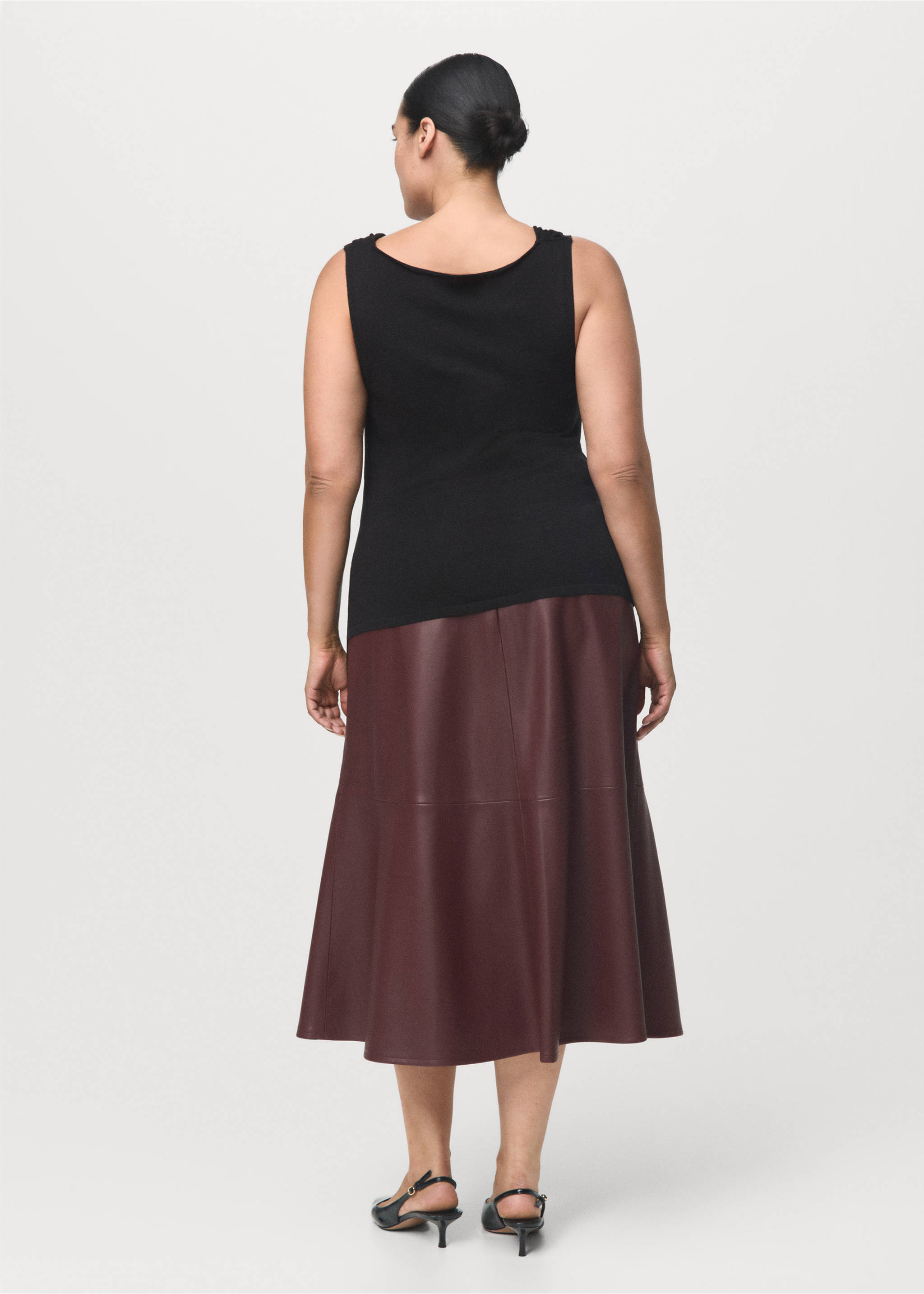 Faux-leather midi-skirt - Details of the article 4, Maroon. Ref: 17056723-00.