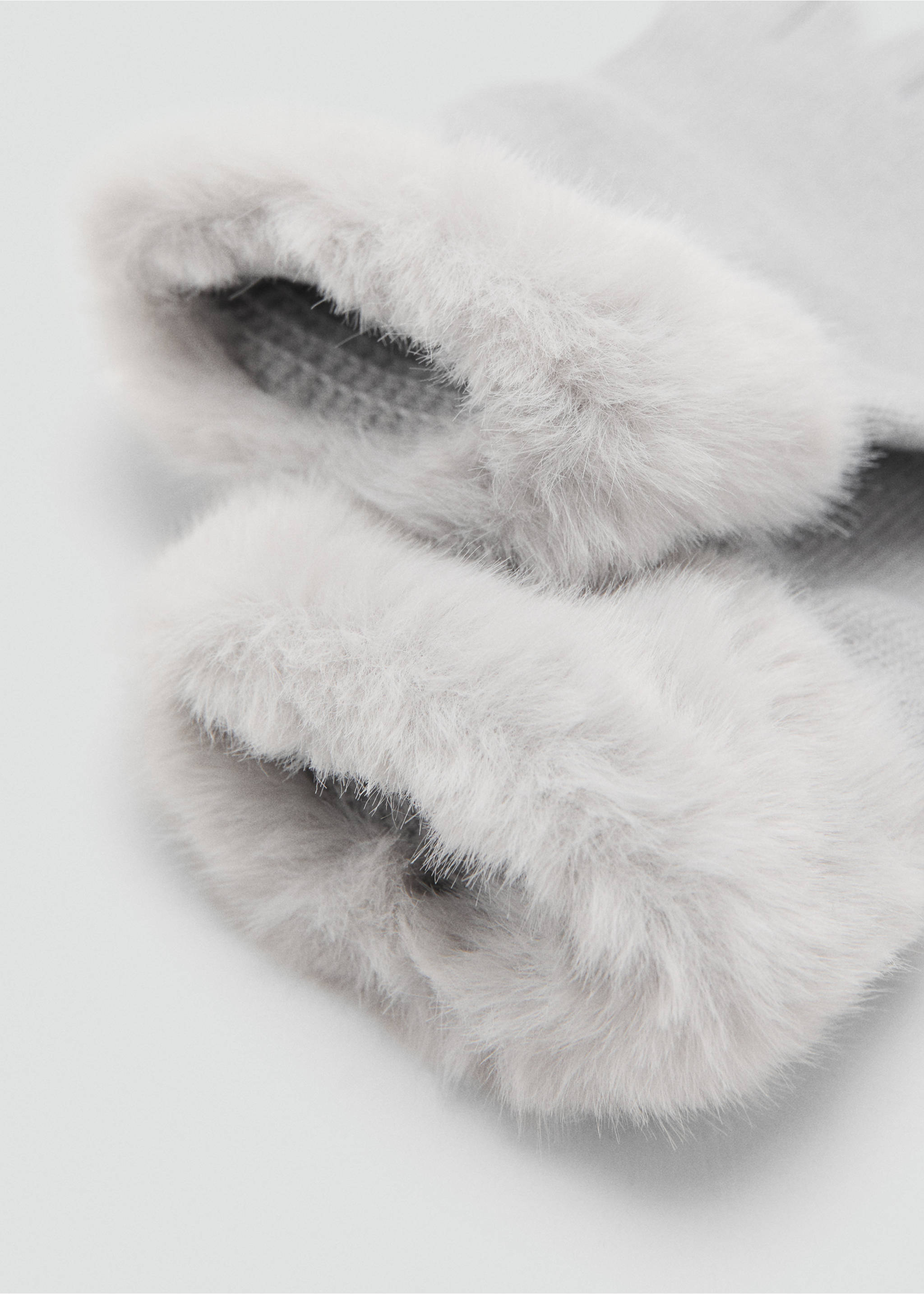 Light grey gloves with ribbed knit and plush faux-fur cuffs., Grey. Ref: 17056733-00.