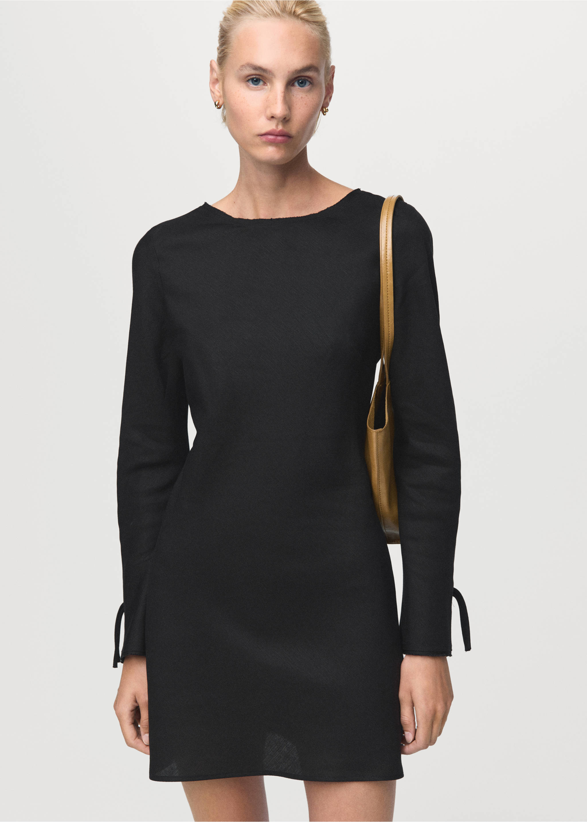 Linen dress with back opening - Medium plane, Black. Ref: 17056734-00.