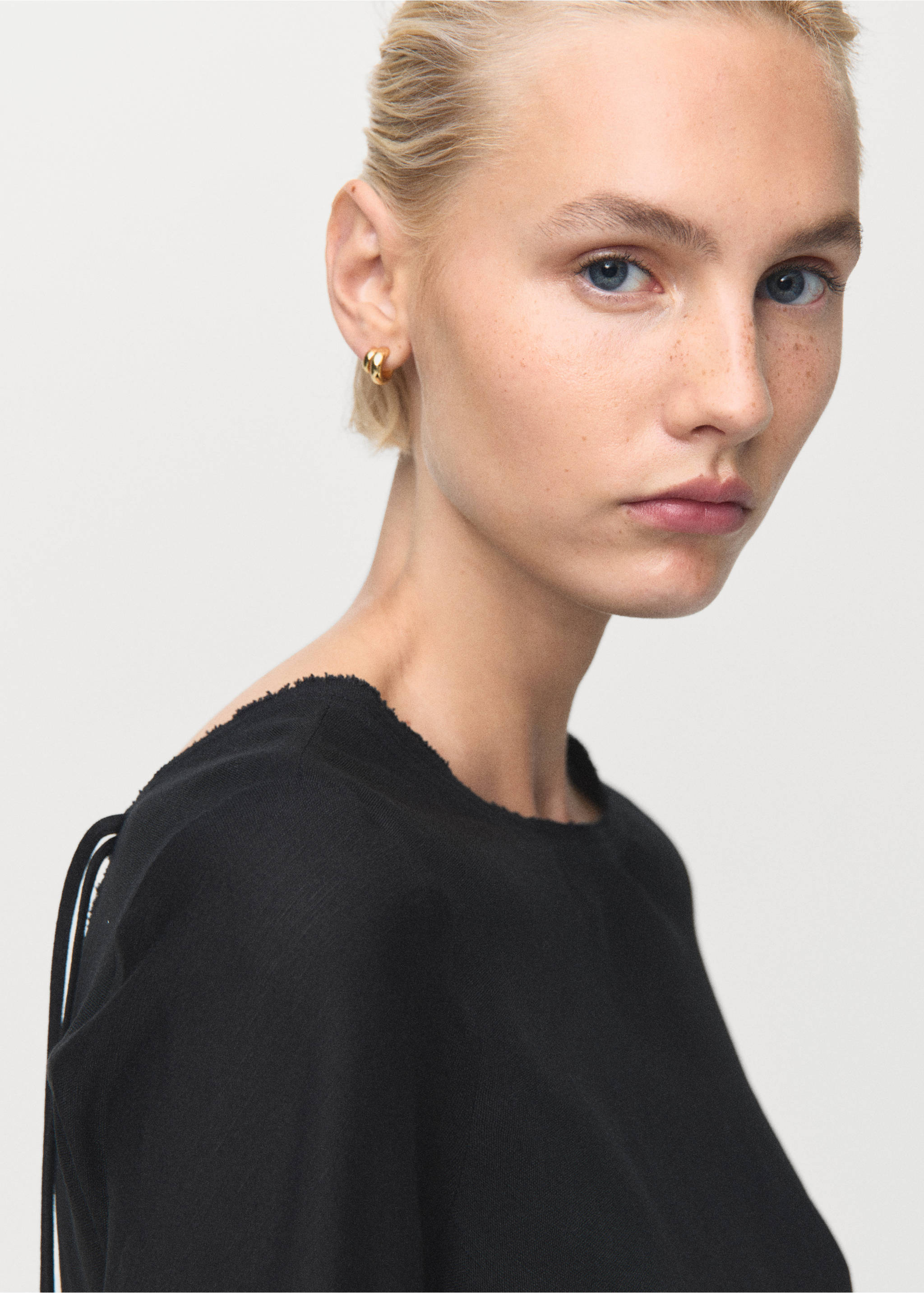 Linen dress with back opening - Details of the article 1, Black. Ref: 17056734-00.
