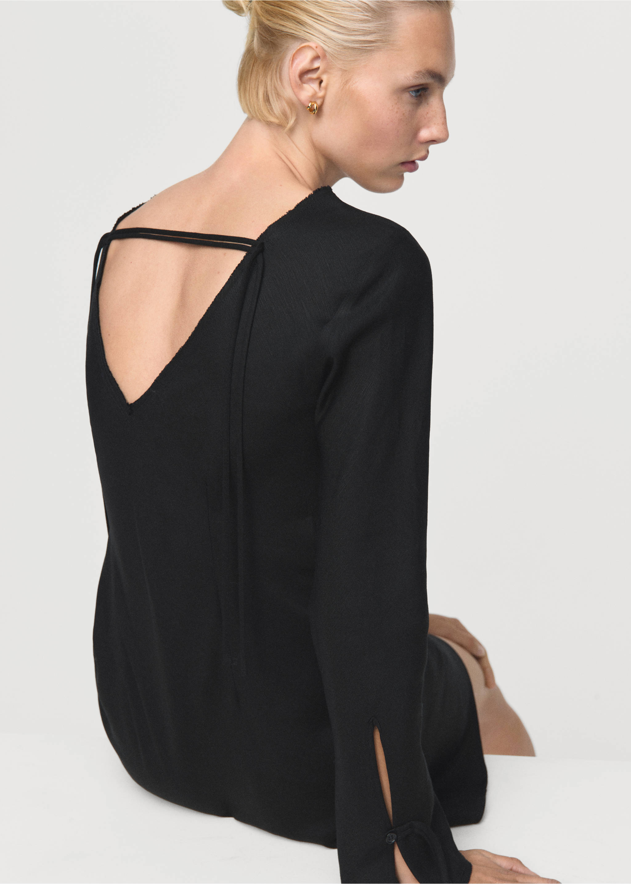 Linen dress with back opening - Details of the article 2, Black. Ref: 17056734-00.