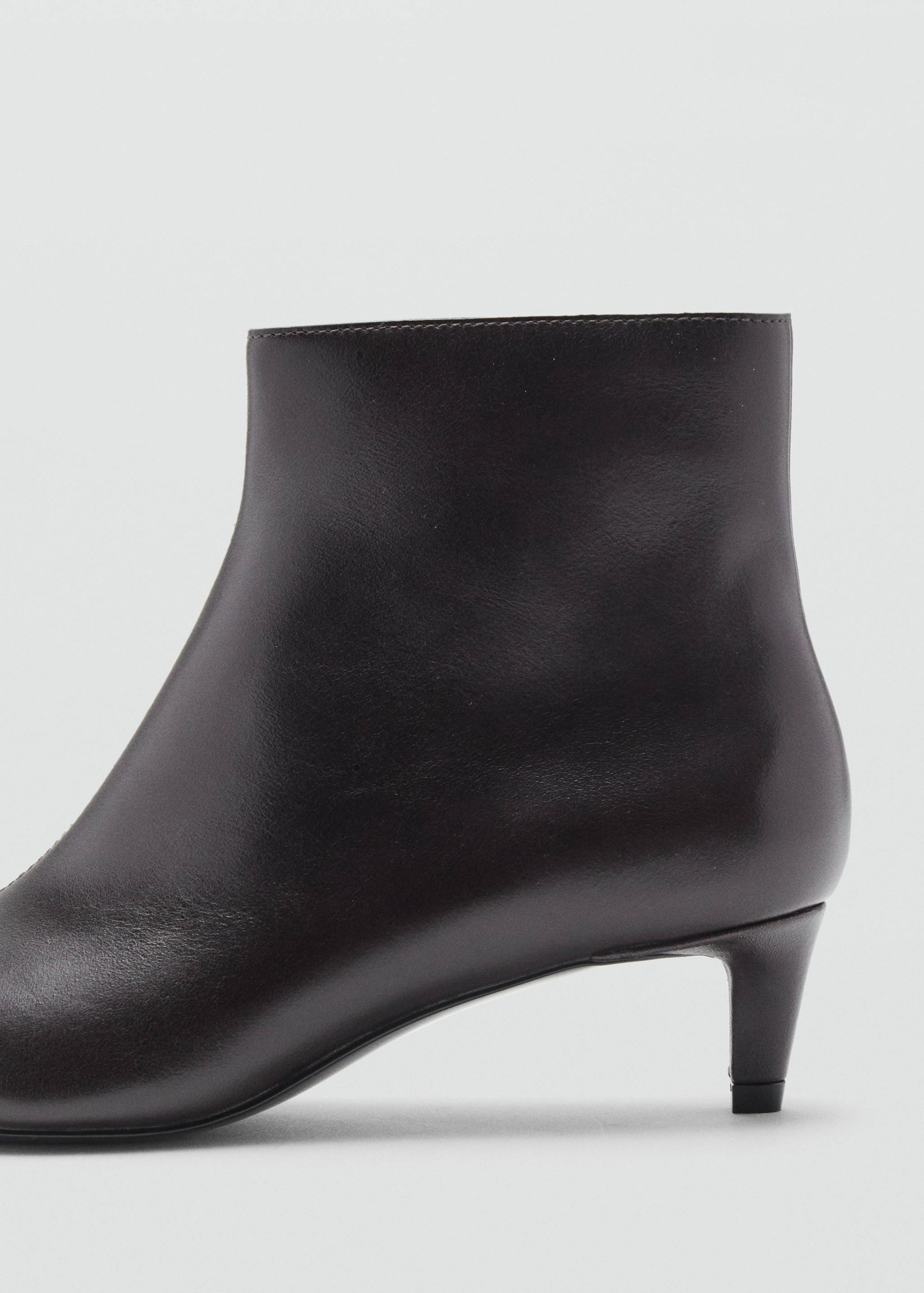 Leather boots with kitten heels - Details of the article 1