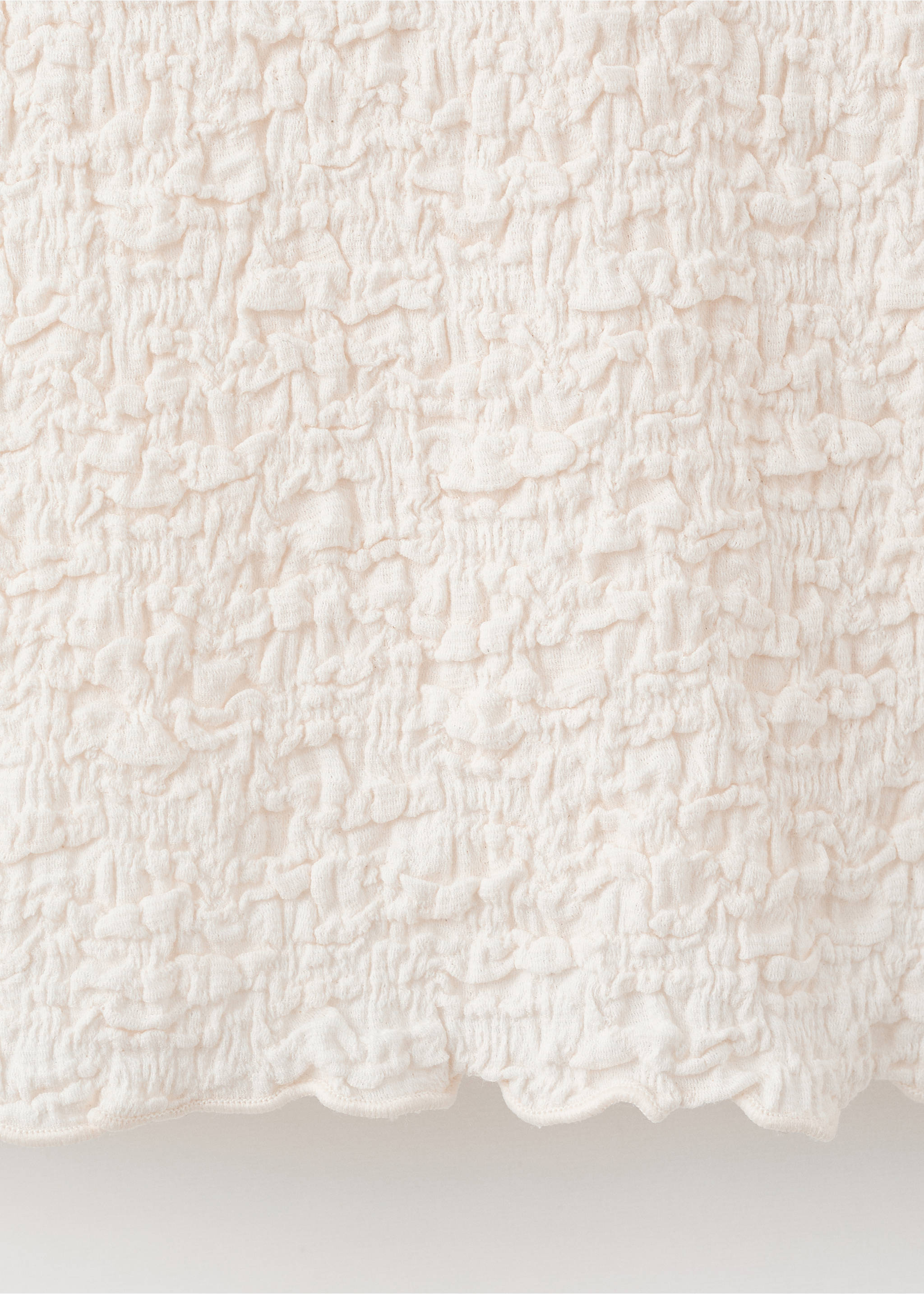 Close-up of the off-white textured crinkled fabric on a top, Ecru. Ref: 17057793-00.