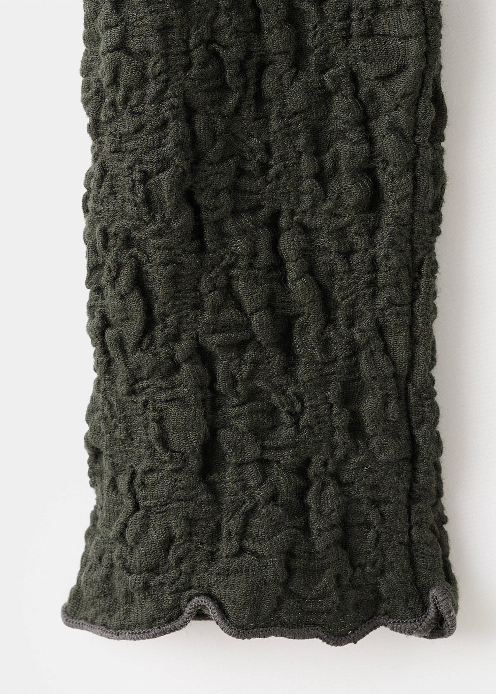 Close-up of a dark green top with a crinkled texture and lettuce edge., Khaki. Ref: 17057793-00.