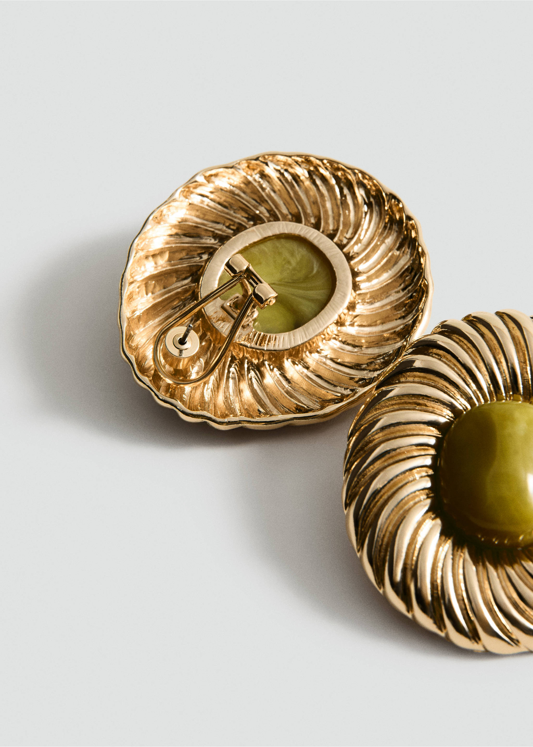 Combined textured resin earrings - Medium plane, Gold. Ref: 17057796-00.