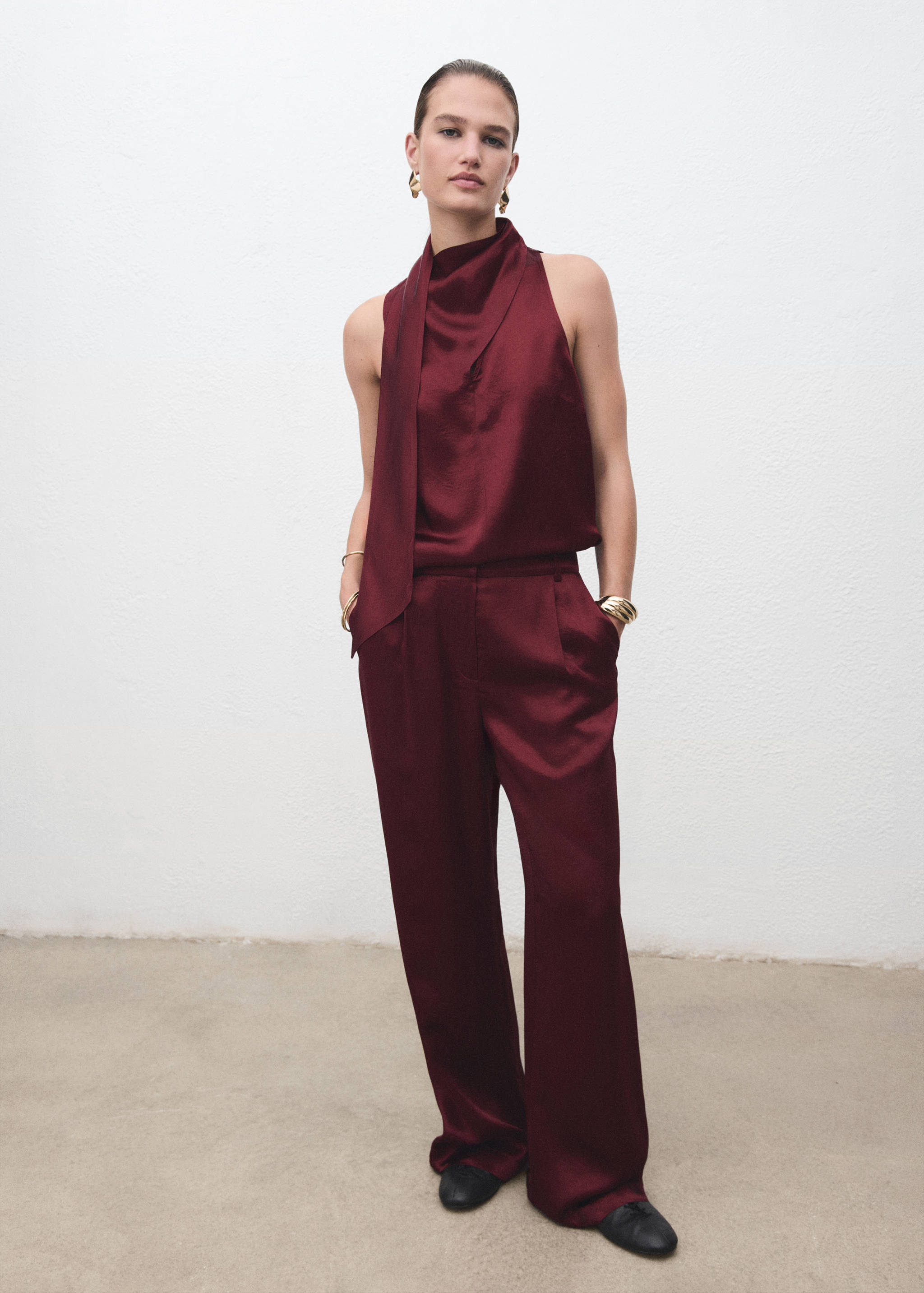 Blouse satinée avec foulard - Plan général