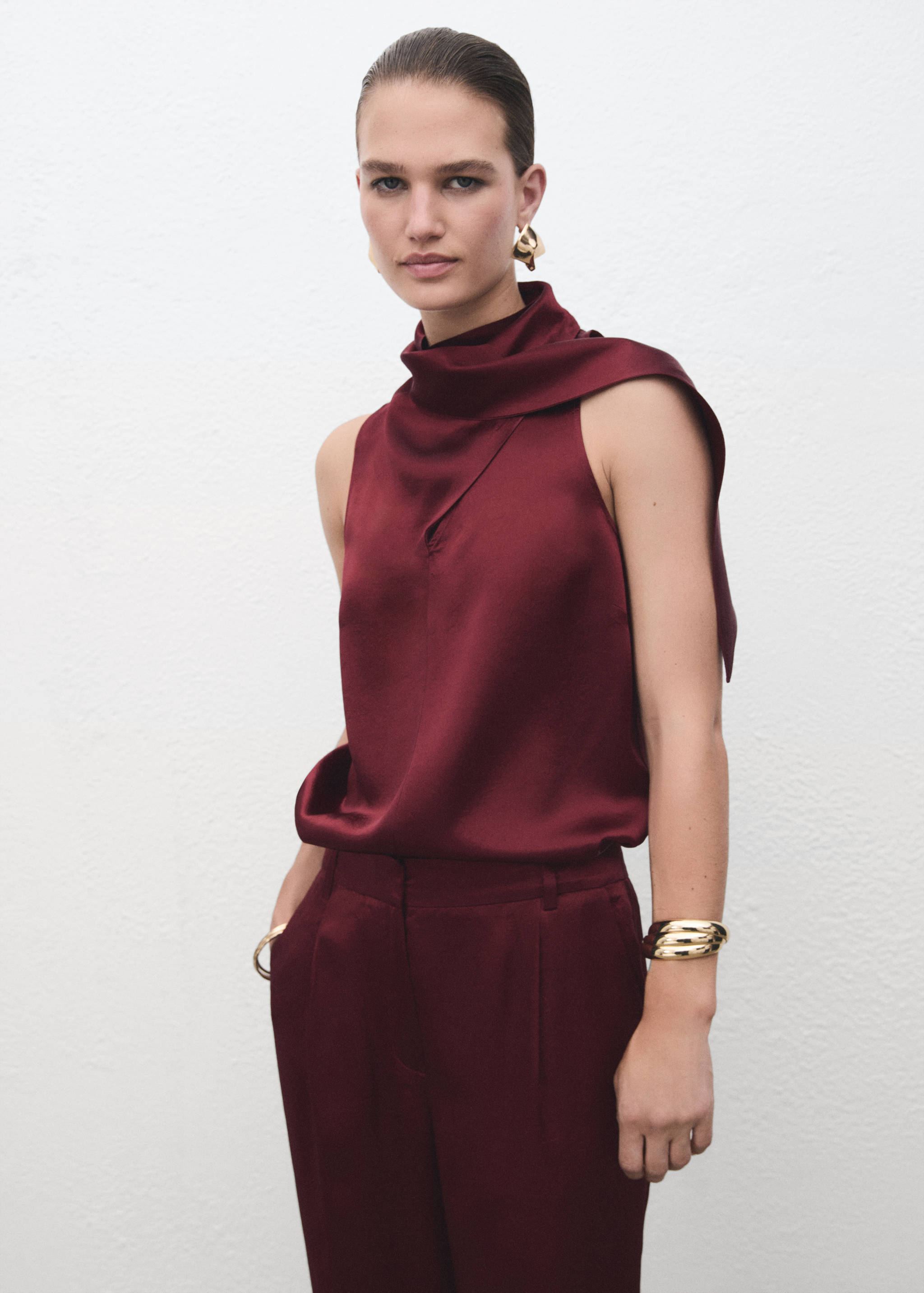 Blouse satinée avec foulard - Plan moyen