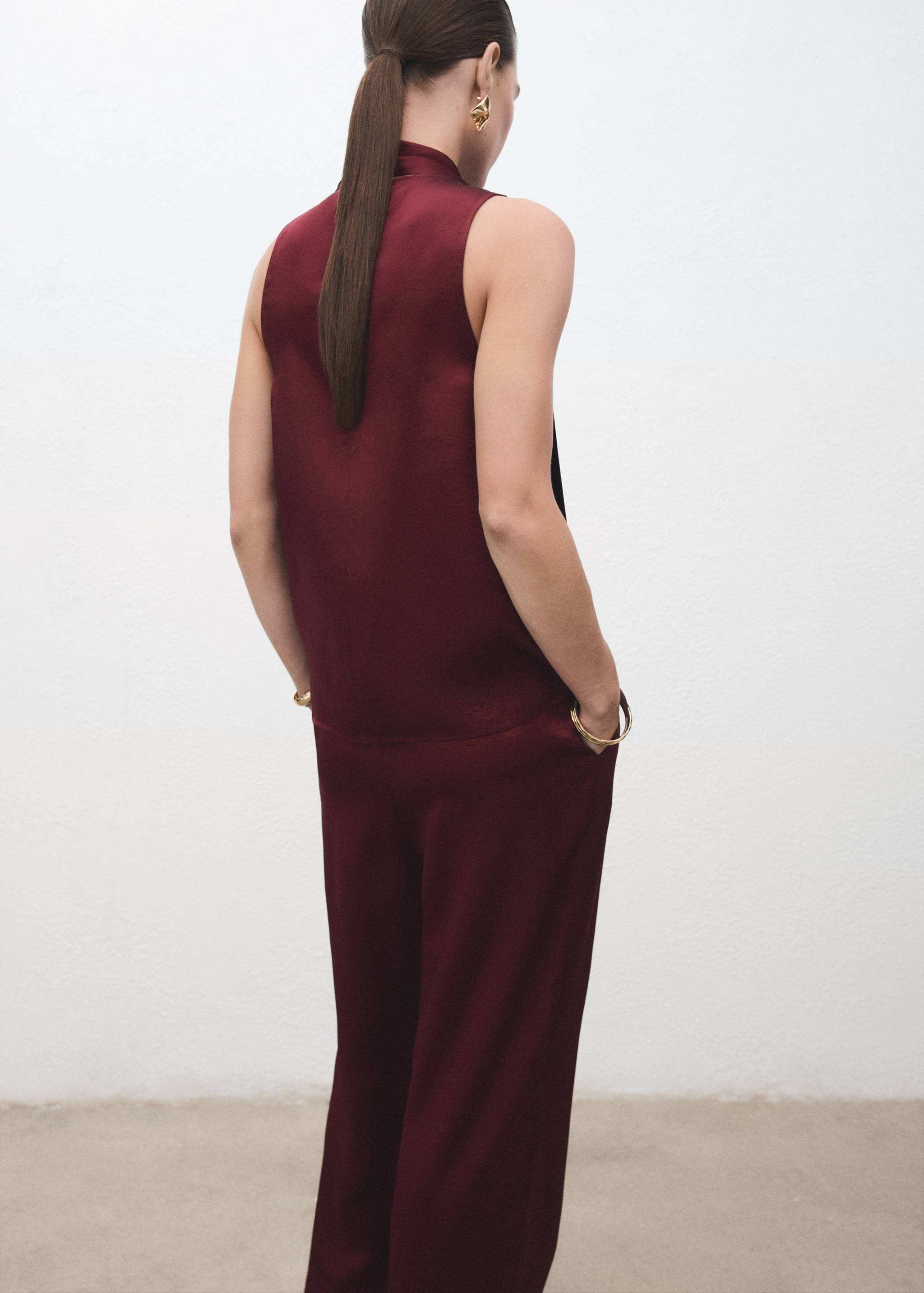 Blouse satinée avec foulard - Verso de l’article