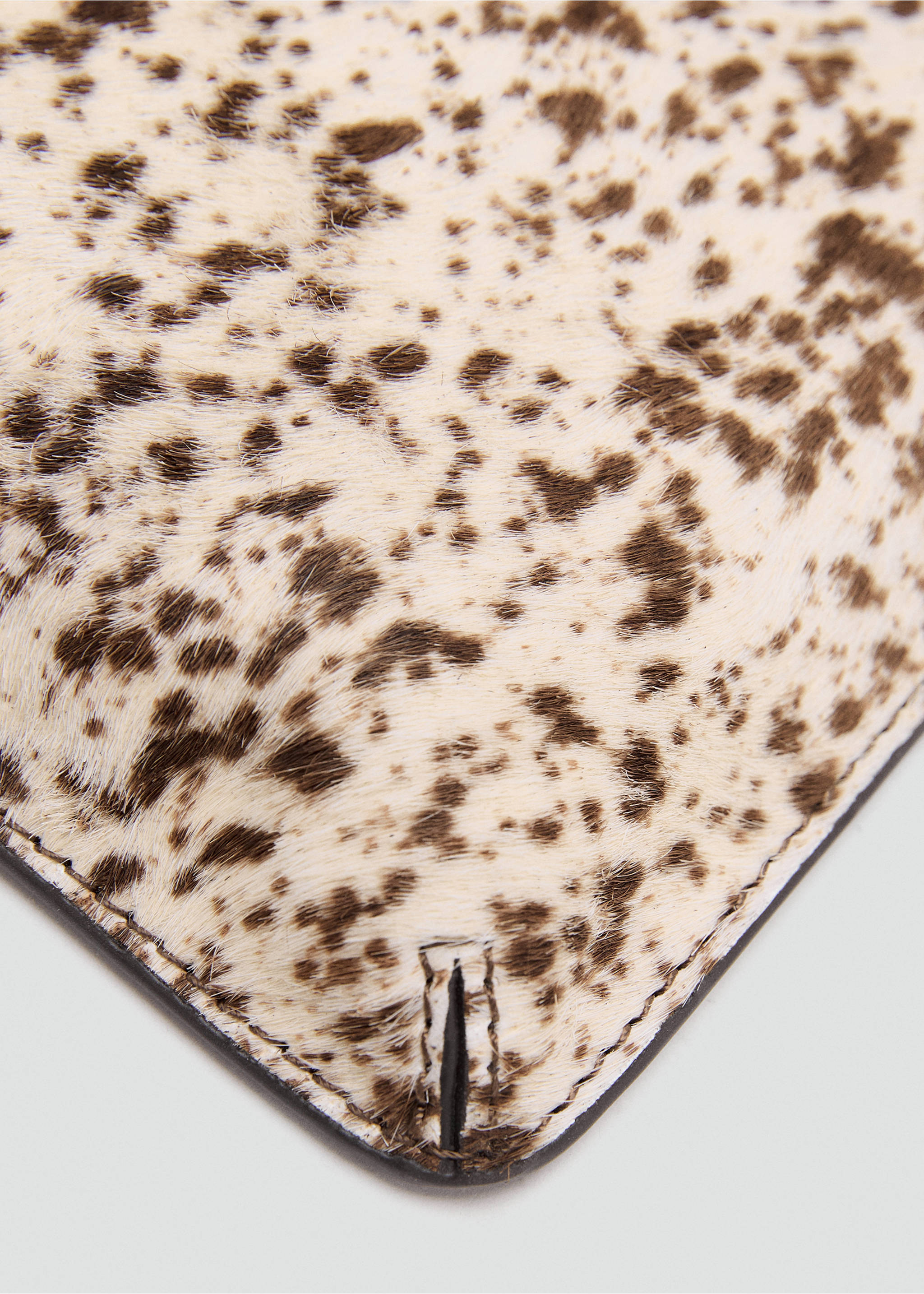 Pochette en cuir et fausse fourrure - Détail de l'article 1, Marron. Ref: 17057905-00.