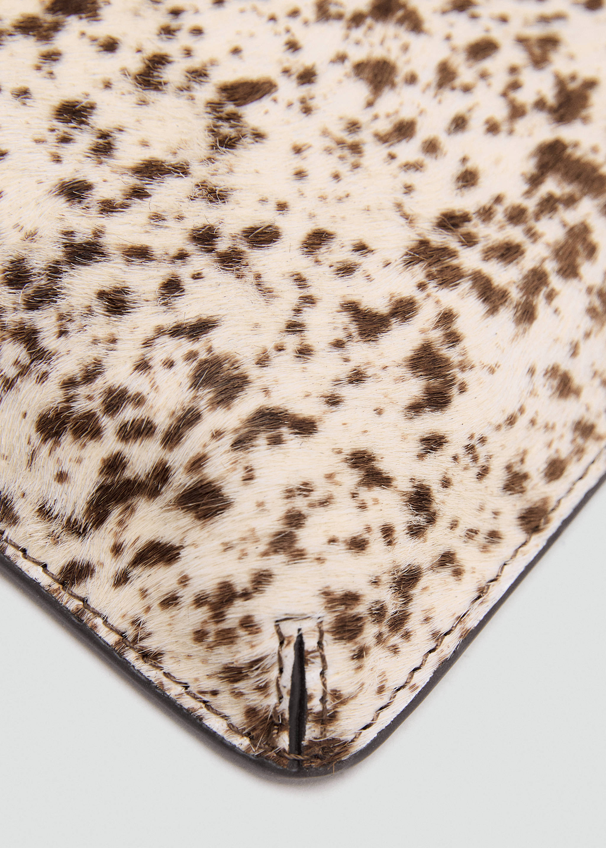 Pochette en cuir et fausse fourrure - Détail de l'article 1