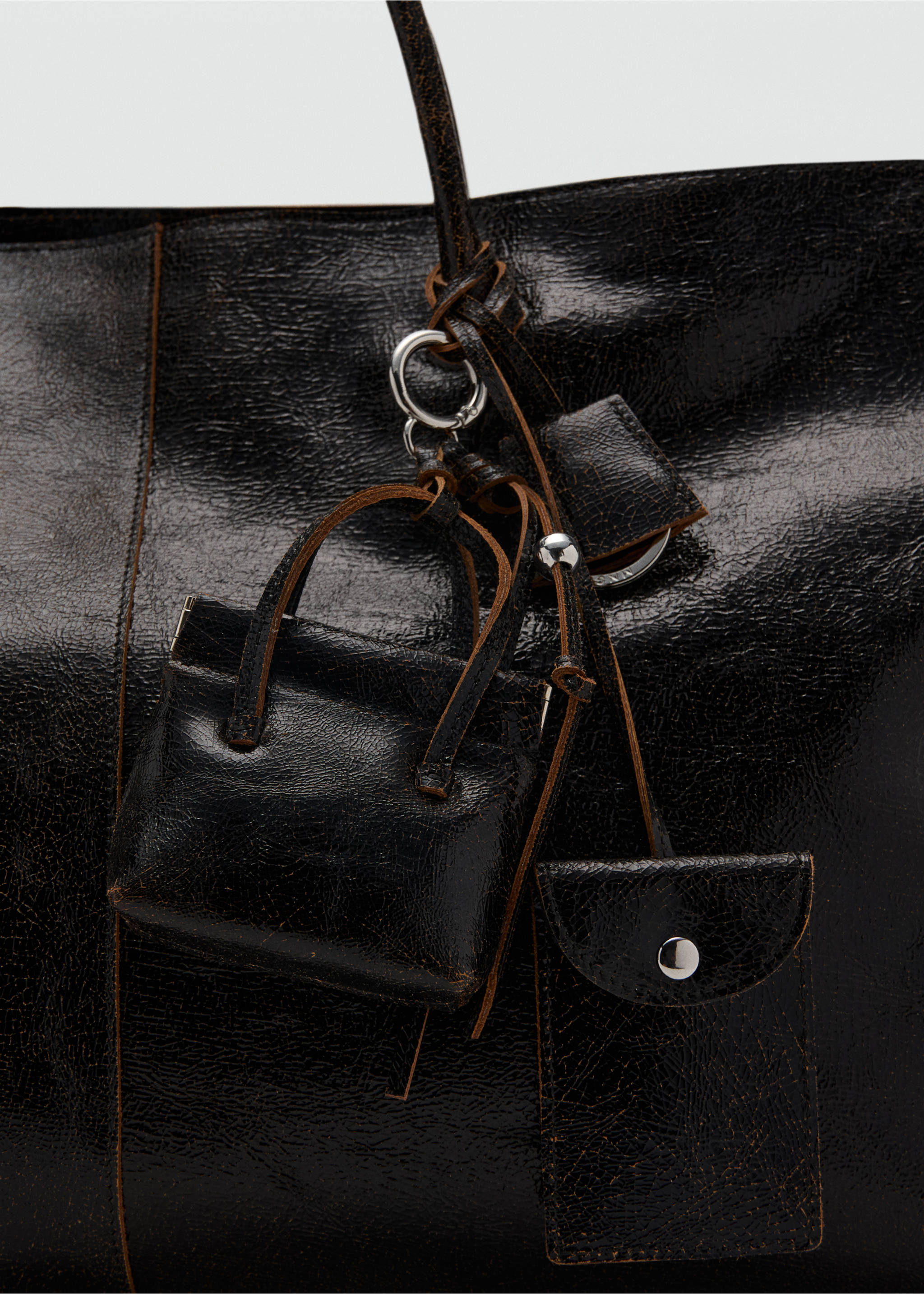 Leather handbag with keychain - Details of the article 1, Black. Ref: 17057910-00.
