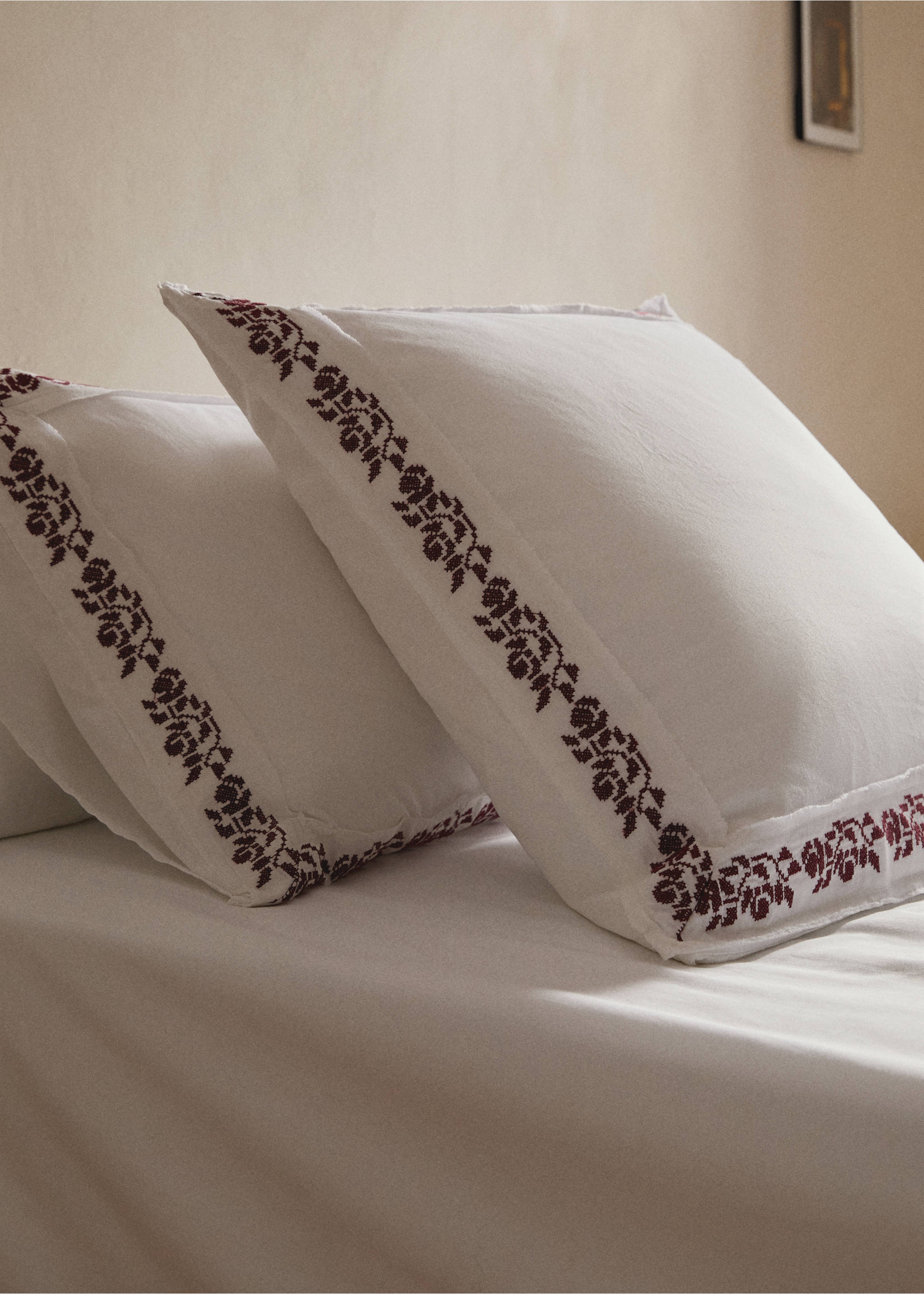 300-thread count satin cotton pillowcase with cross-stitch embroidery 60x60cm - General plane, Off White. Ref: 17058287-00.