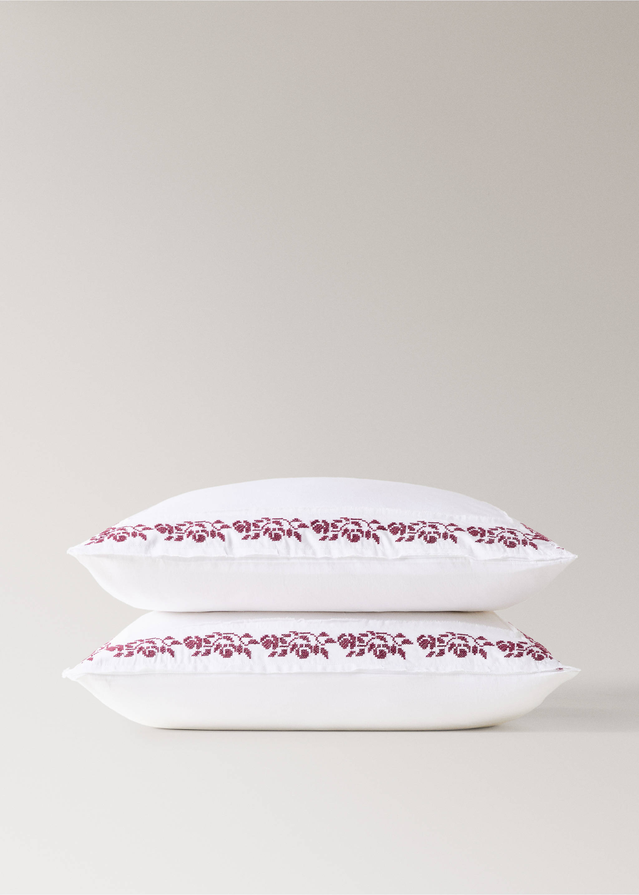 300-thread count satin cotton pillowcase with cross-stitch embroidery 60x60cm - Details of the article 1, Off White. Ref: 17058287-00.