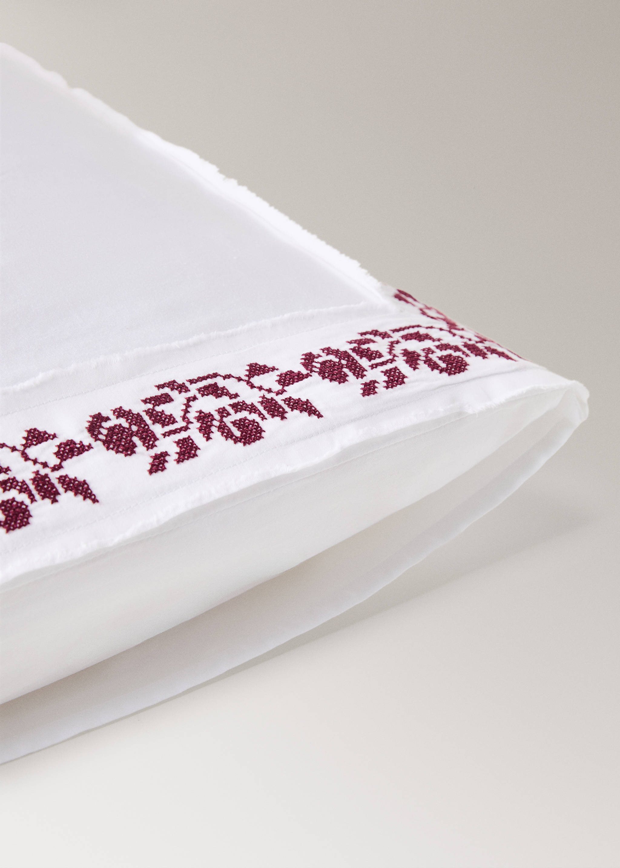 300-thread count satin cotton pillowcase with cross-stitch embroidery 60x60cm - Details of the article 3