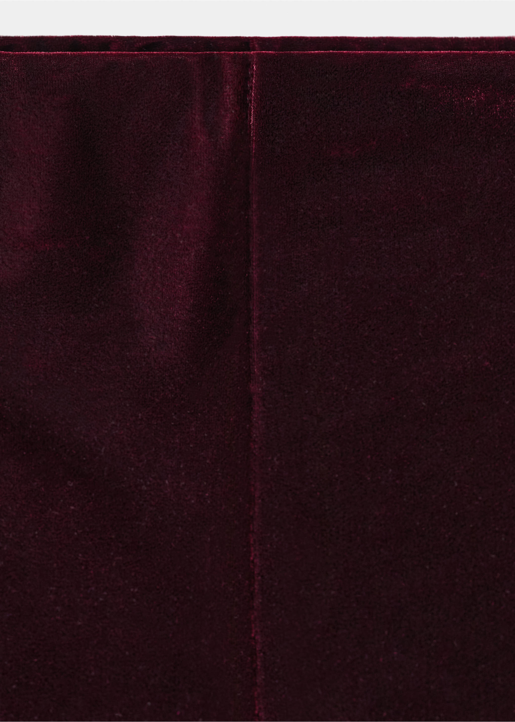 Detalle de los shorts de terciopelo burdeos que muestra su textura suave y su costura., Burdeos. Ref: 17059106-00.