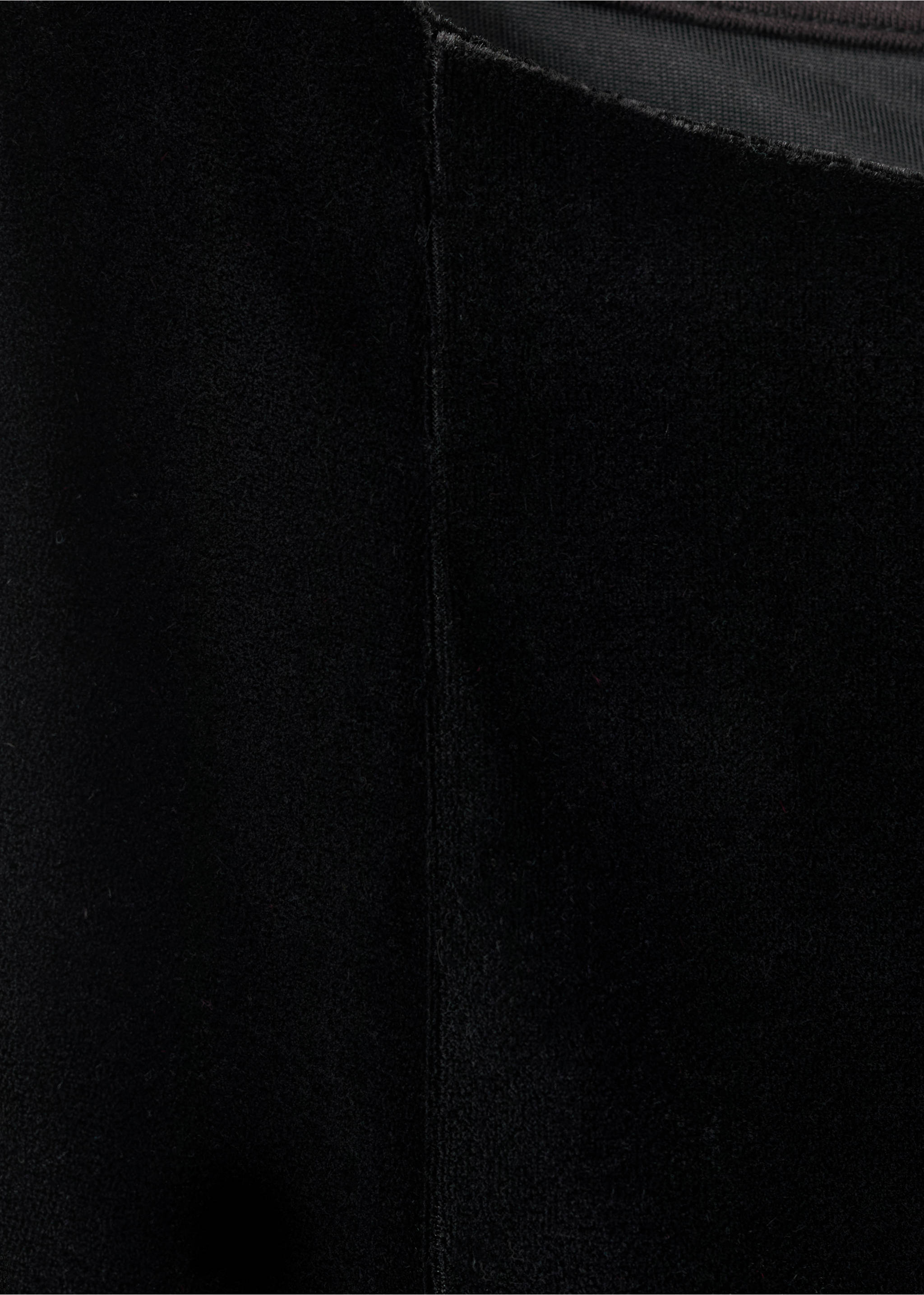 Tailliertes Samtkleid - Detail des Artikels 8, Schwarz. Ref: 17059110-00.