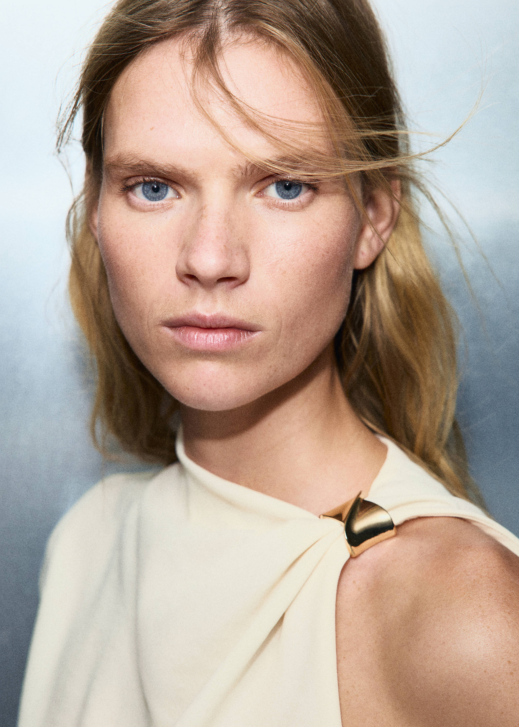 Asymmetrische Bluse mit Metalldetail - Detail des Artikels 1