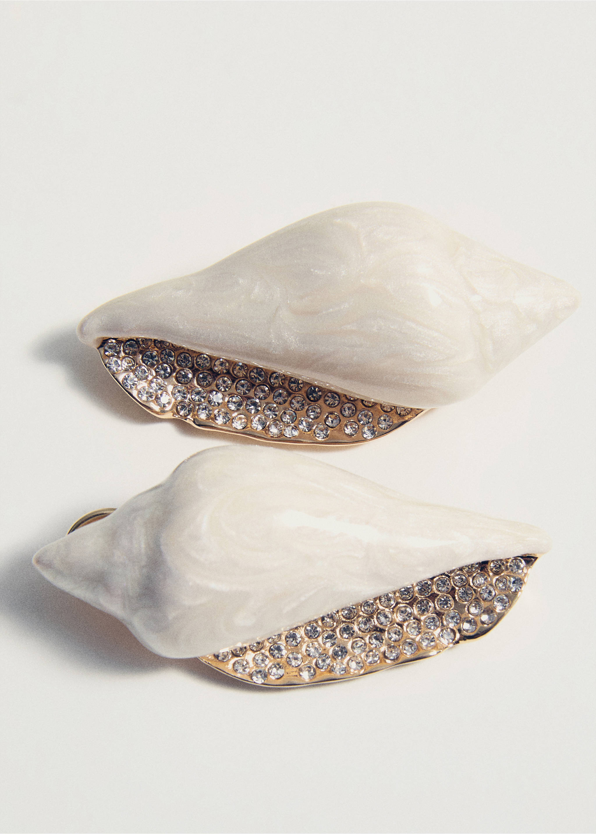 Shell earrings with rhinestone detail - Details of the article 5, Beige. Ref: 17061133-00.