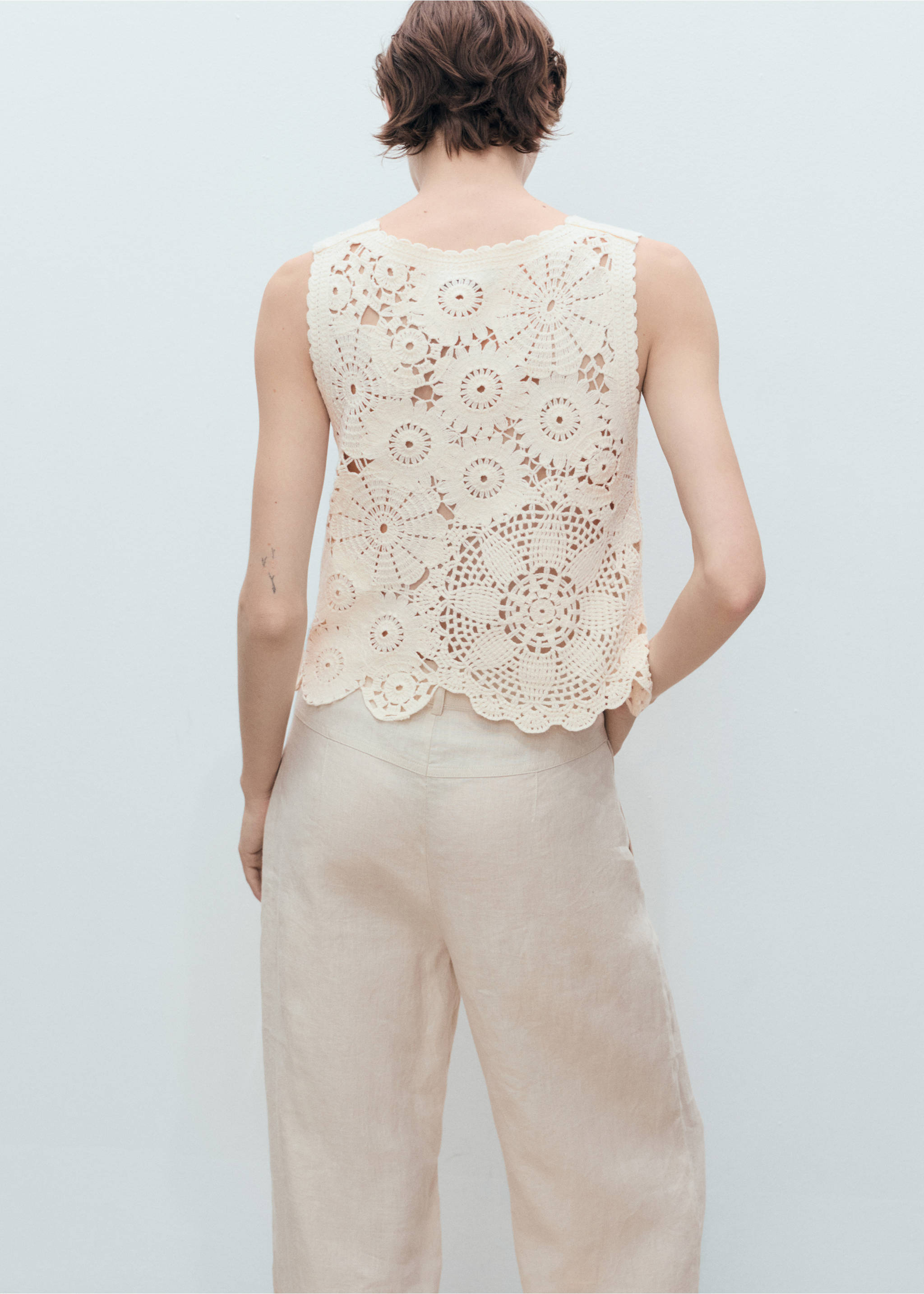 Crochet top with flowers - Reverse of the article, Ecru. Ref: 17061135-00.